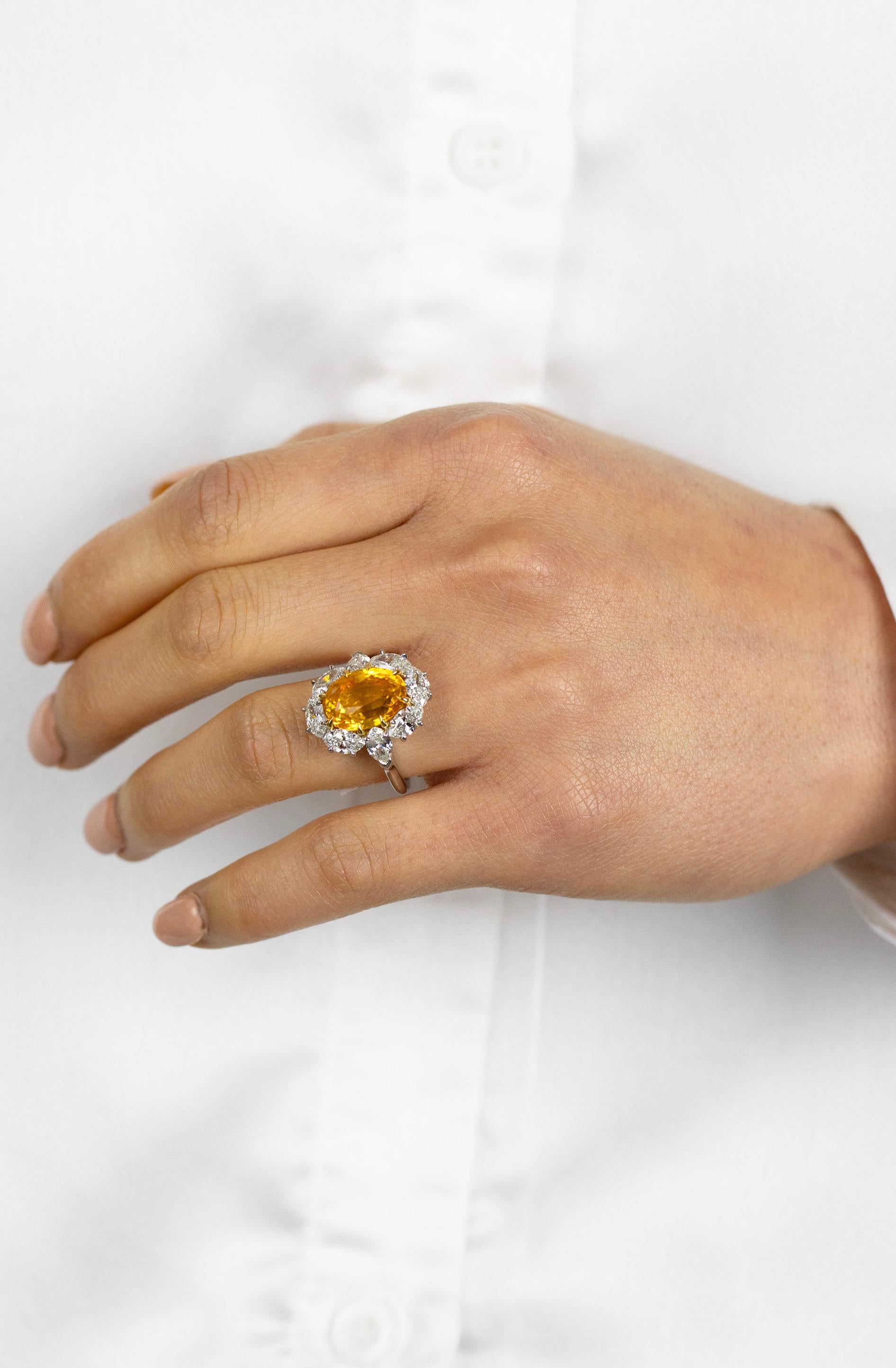 GIA-zertifizierter 6,64 Karat Ovalschliff Orange Saphir mit Diamant Halo Mode-Ring im Angebot 2