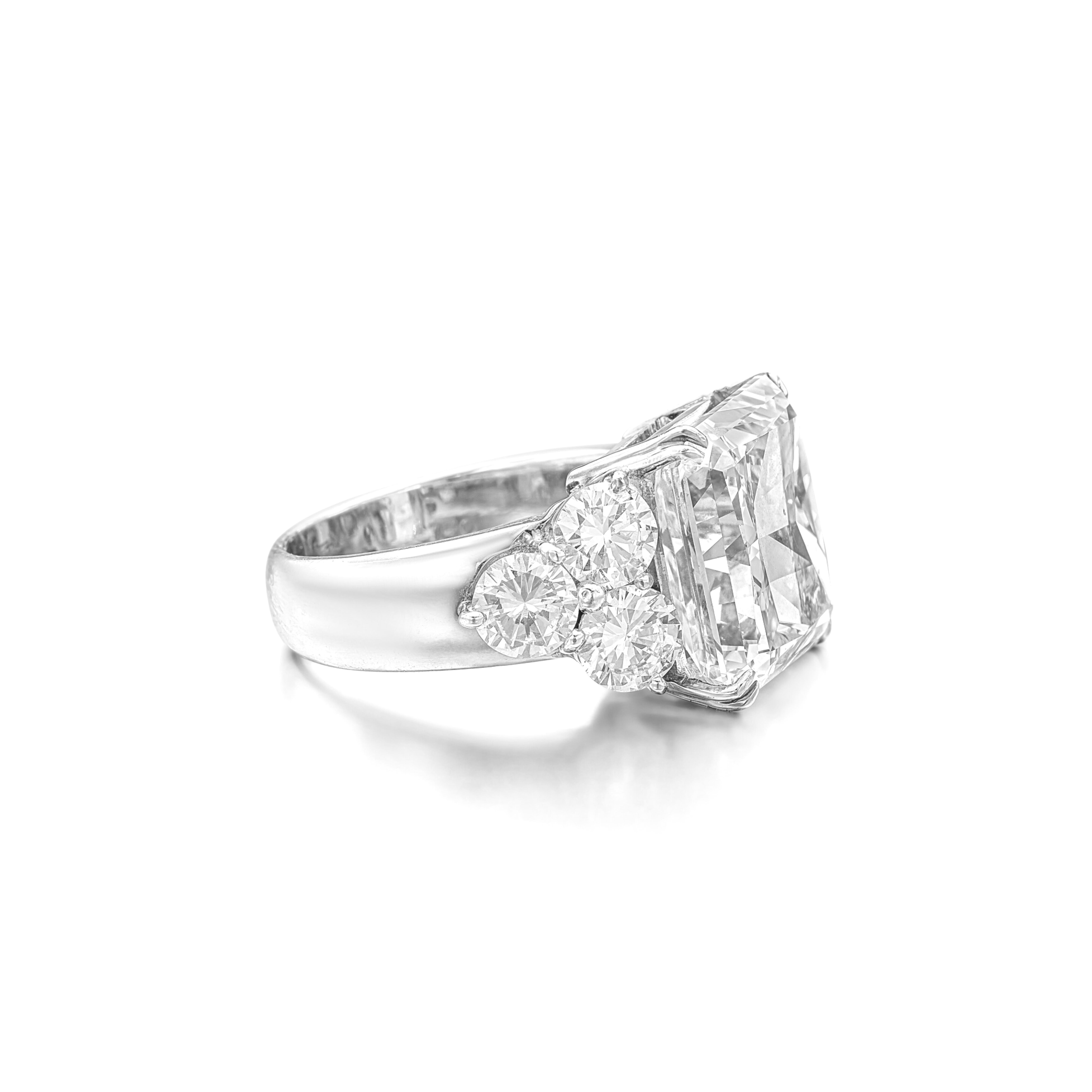 Serti d'un diamant radiant carré à pans coupés pesant 6,67 carats, orné de diamants taillés en brillant, monté en platine.

Le diamant principal est de couleur E et de pureté VS2.

taille 7 redimensionnable

