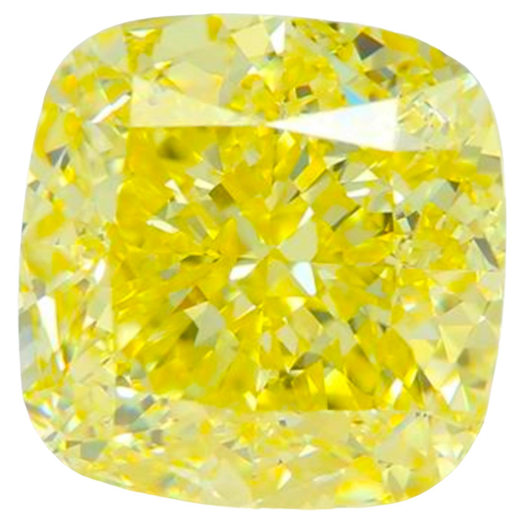 Cette bague sur mesure renferme en son cœur un resplendissant diamant coussin certifié GIA de 6,68 carats de couleur Fancy Intense Yellow, un véritable témoignage de rareté et de magnificence.

Elegamment sertie sur une luxueuse fusion de platine et