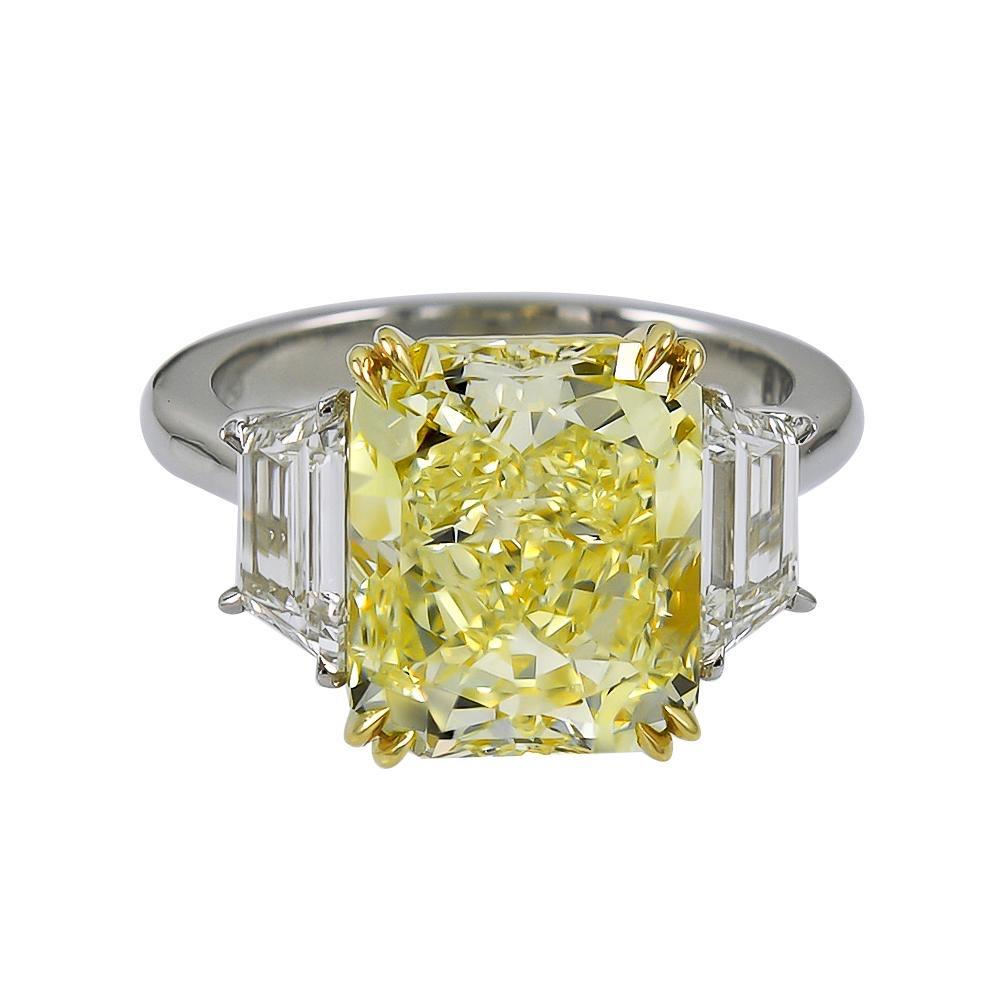 GIA-zertifizierter 6,71 Karat gelber Diamant-Verlobungsring mit Strahlenschliff im Zustand „Neu“ im Angebot in New York, NY