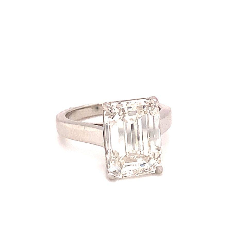 One GIA certified 6.74 ct. diamond engagement ring in platinum centering one emerald cut diamond weighing 6.74 ct. with GIA Report No. 1216083470 – Color J and Clarity SI-1. Fantastic, shimmering, remarkable.

Additional information:
Metal: