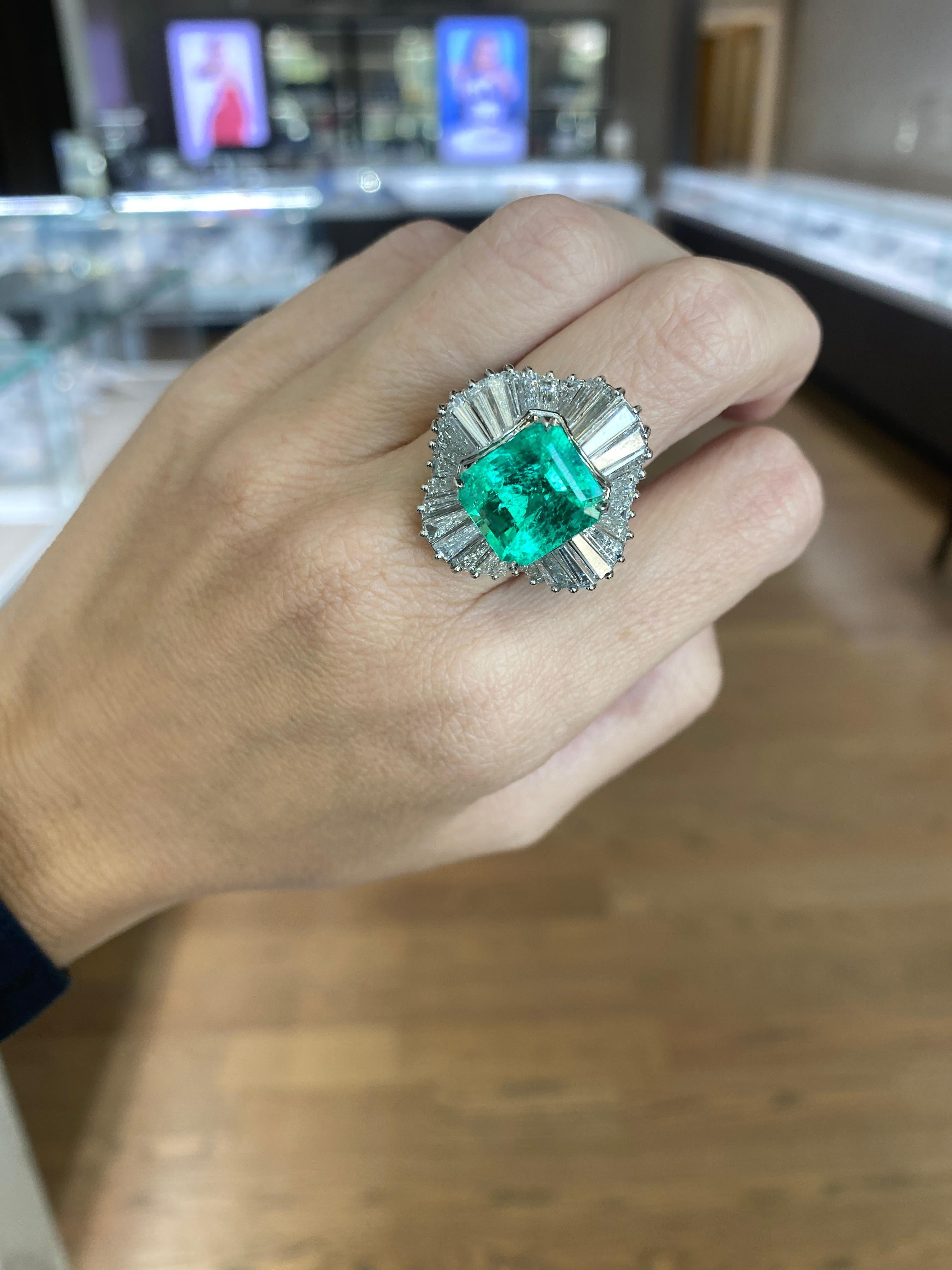 GIA Certified 6.77 Carat Colombian Emerald & Diamond Cocktail Ring For Sale 5