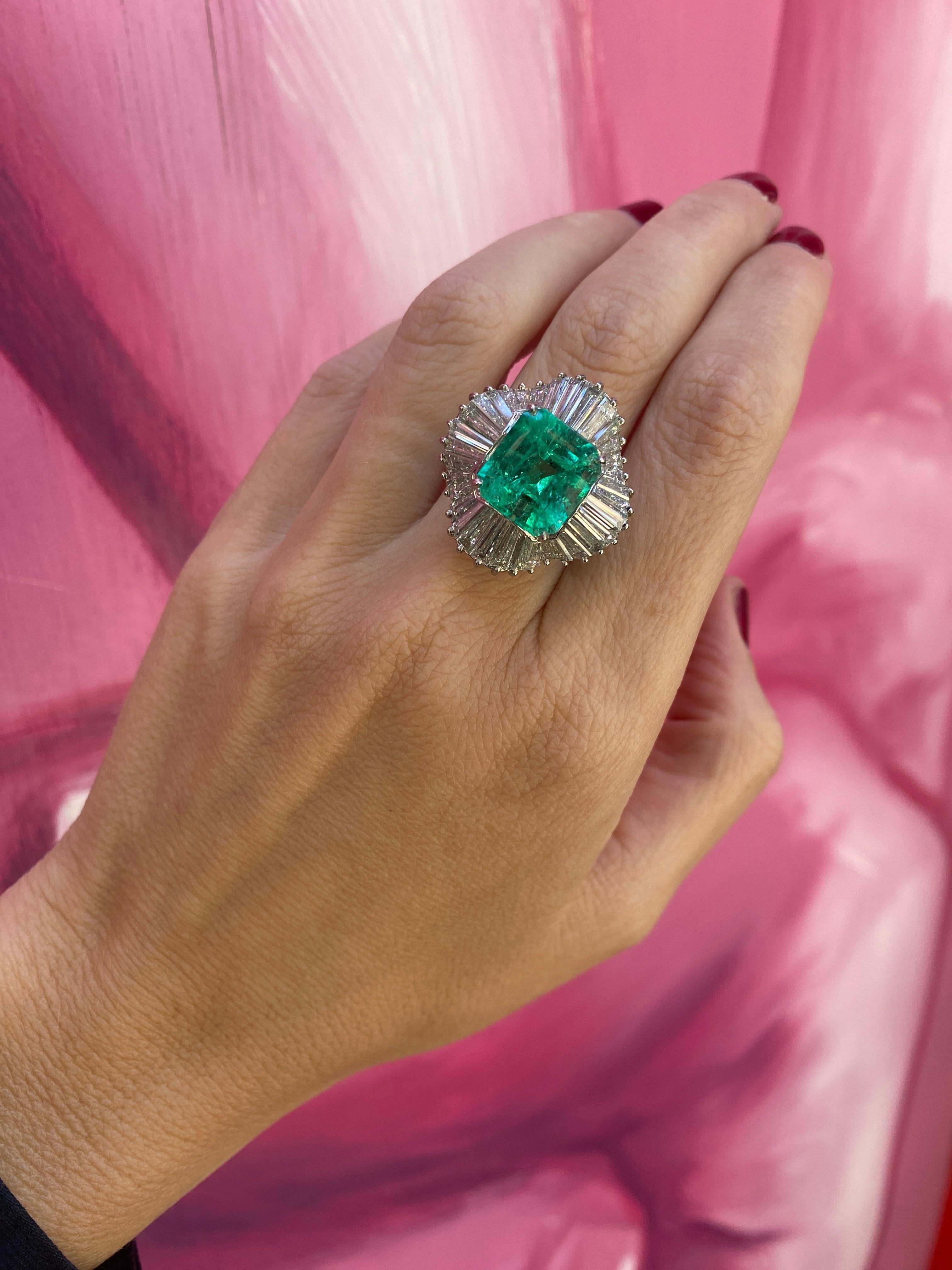 GIA Certified 6.77 Carat Colombian Emerald & Diamond Cocktail Ring For Sale 7