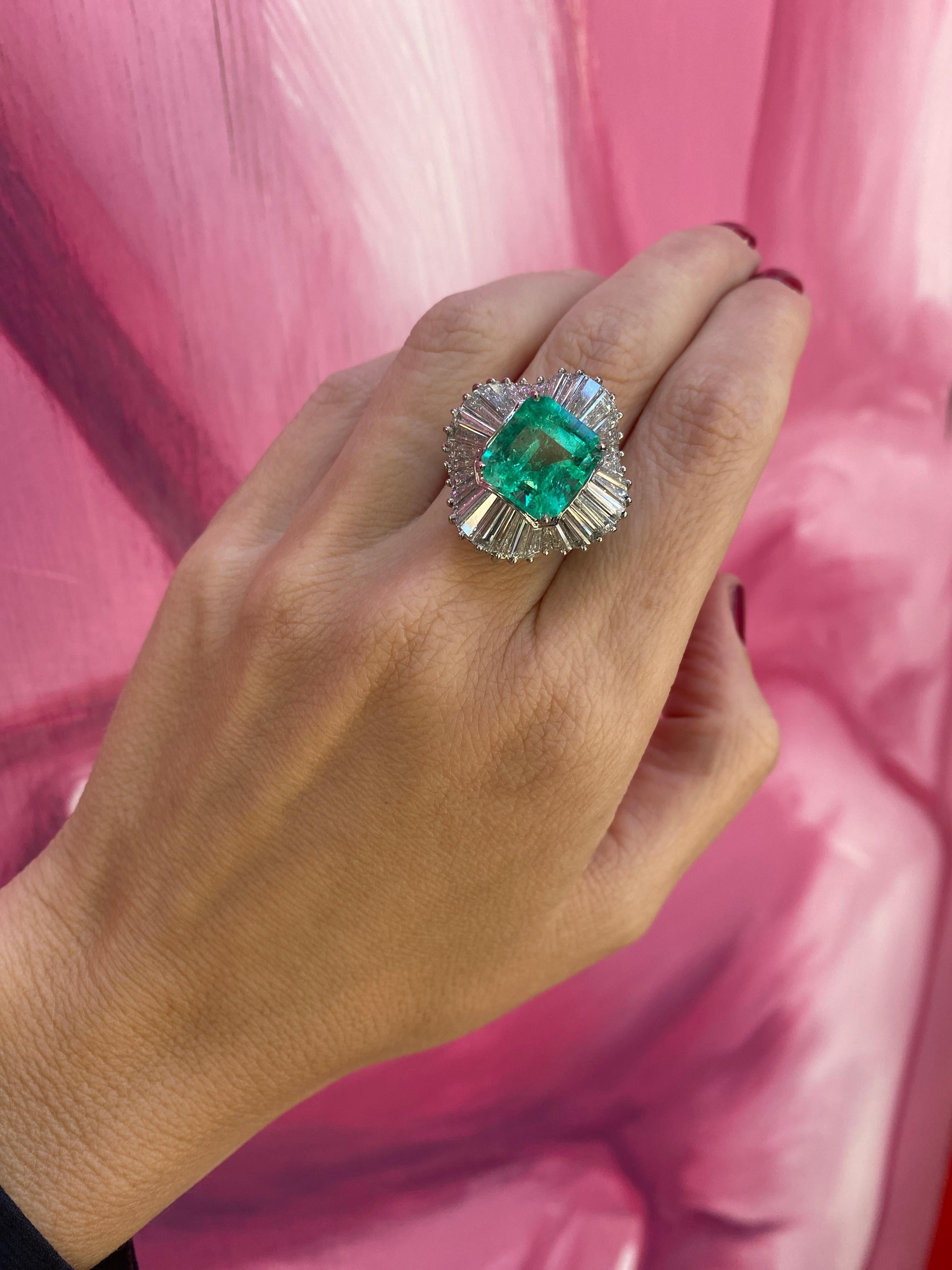 GIA Certified 6.77 Carat Colombian Emerald & Diamond Cocktail Ring For Sale 8