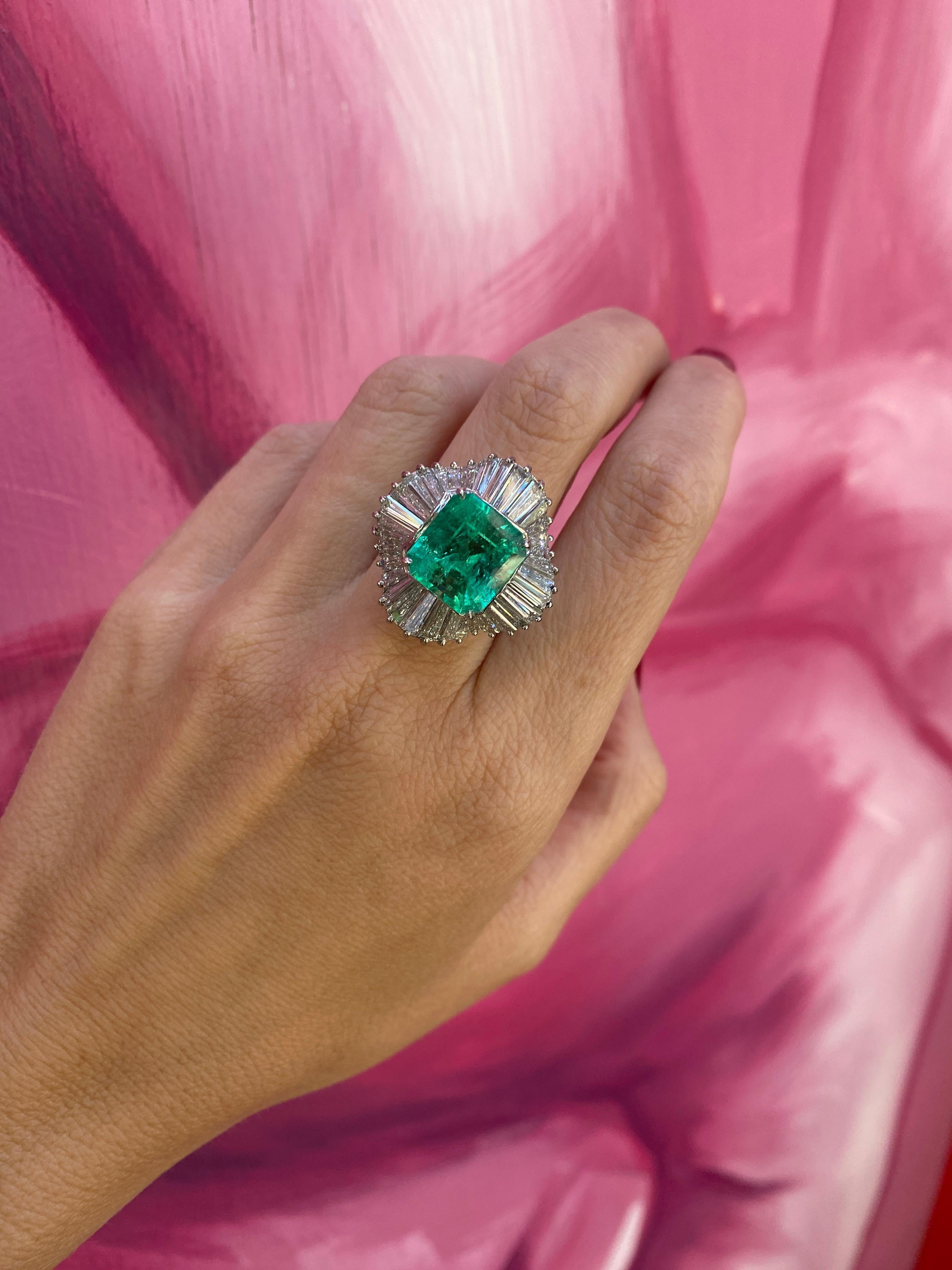 GIA Certified 6.77 Carat Colombian Emerald & Diamond Cocktail Ring For Sale 9