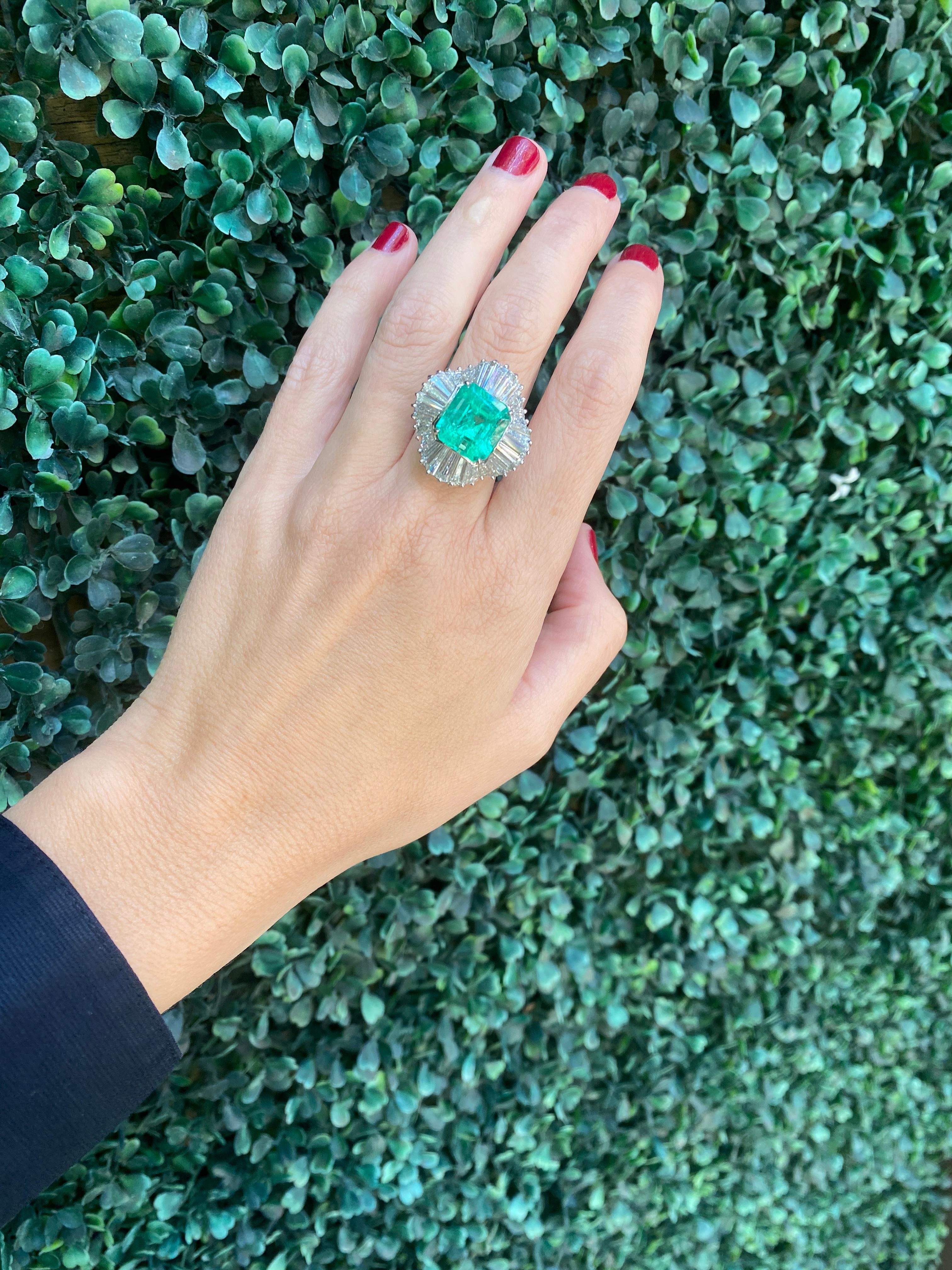 GIA Certified 6.77 Carat Colombian Emerald & Diamond Cocktail Ring For Sale 15