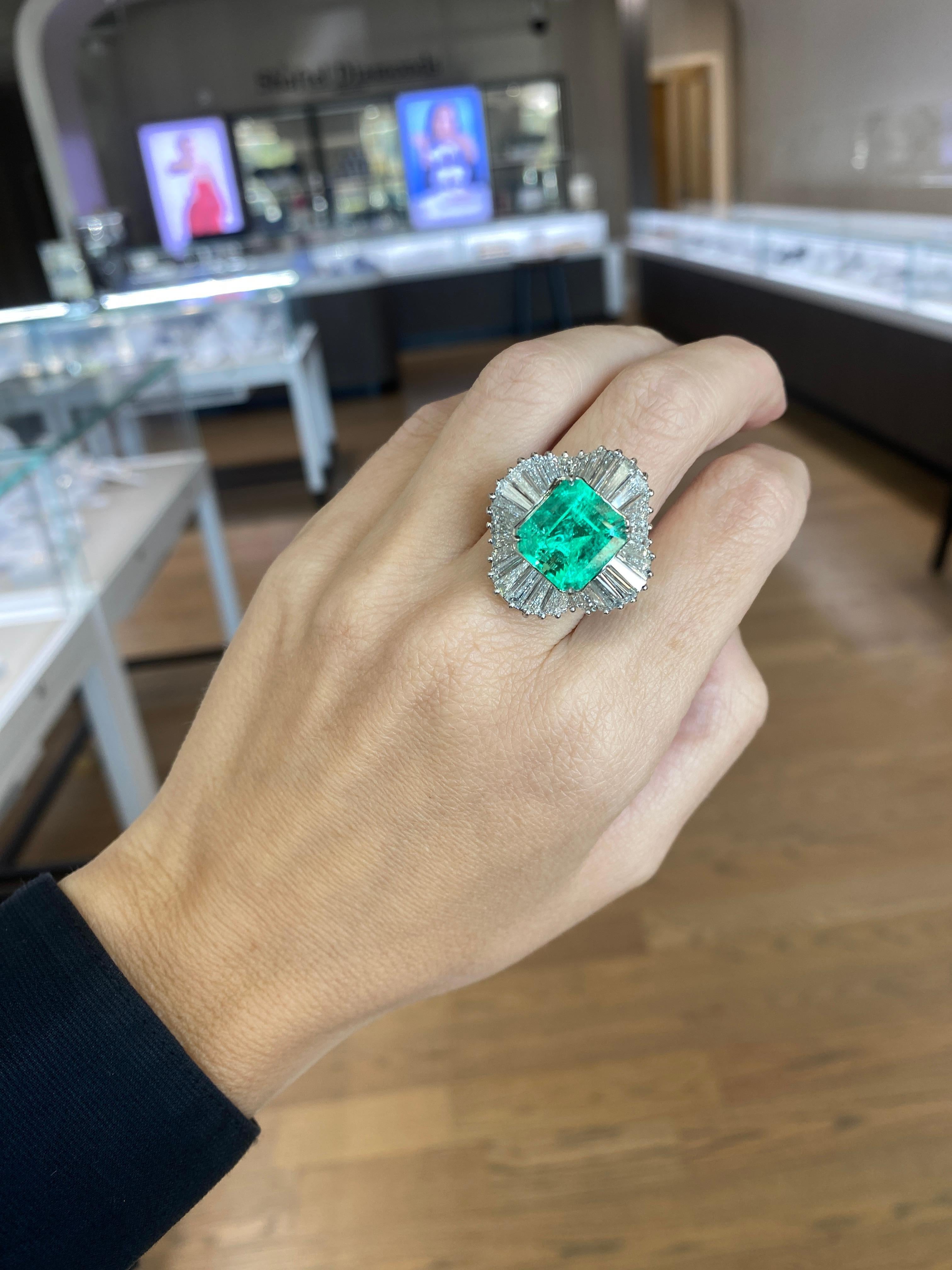 Women's or Men's GIA Certified 6.77 Carat Colombian Emerald & Diamond Cocktail Ring For Sale