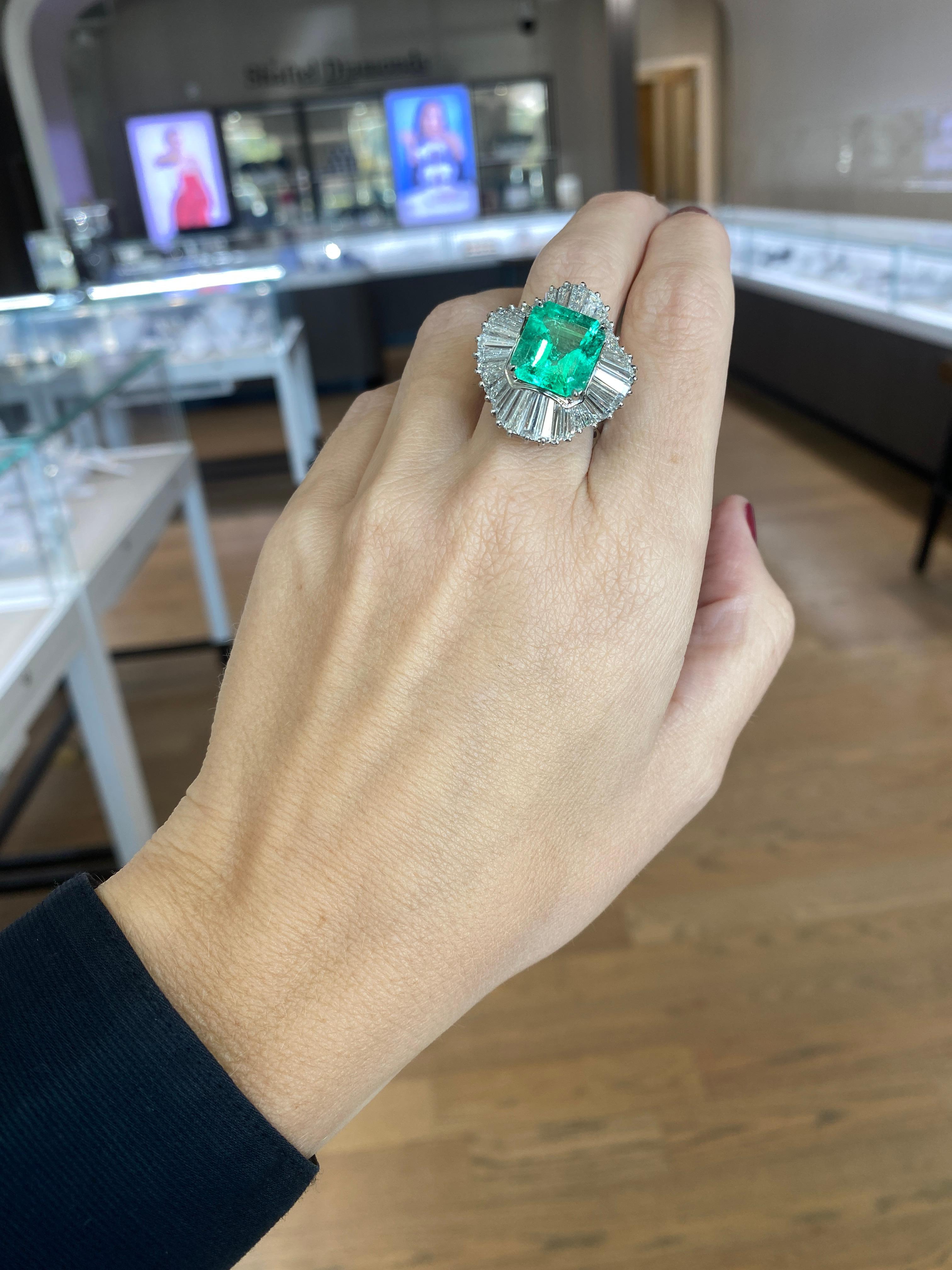 GIA Certified 6.77 Carat Colombian Emerald & Diamond Cocktail Ring For Sale 2