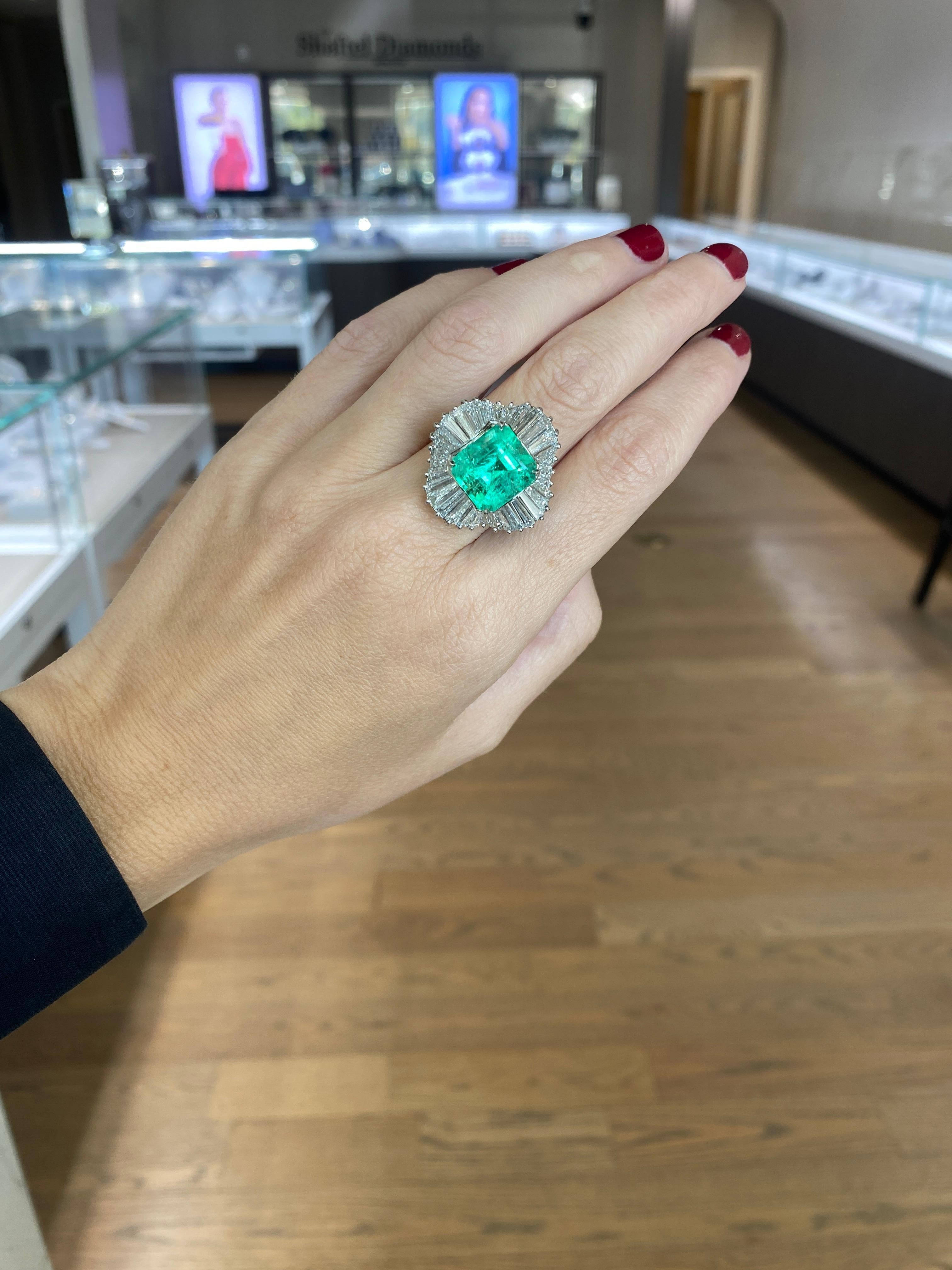 GIA Certified 6.77 Carat Colombian Emerald & Diamond Cocktail Ring For Sale 3