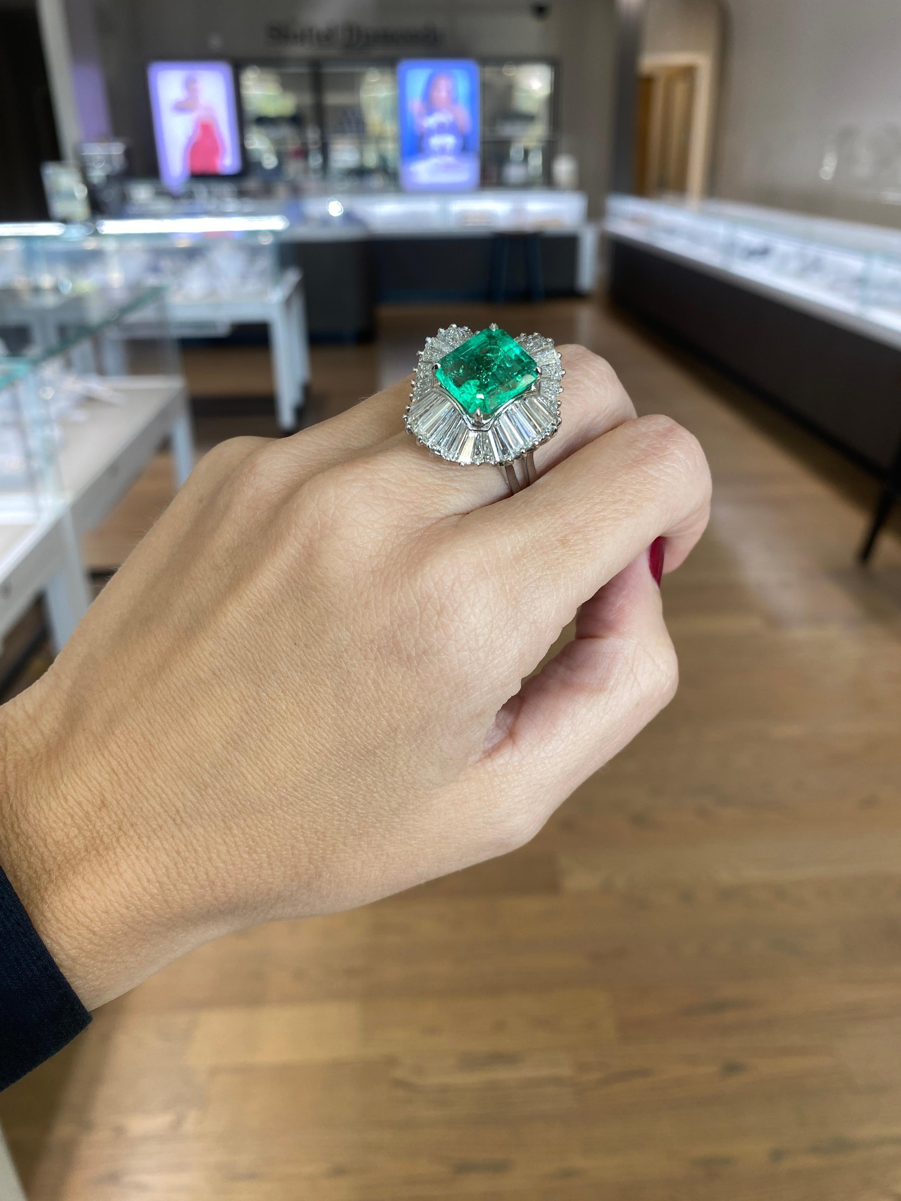 GIA Certified 6.77 Carat Colombian Emerald & Diamond Cocktail Ring For Sale 4