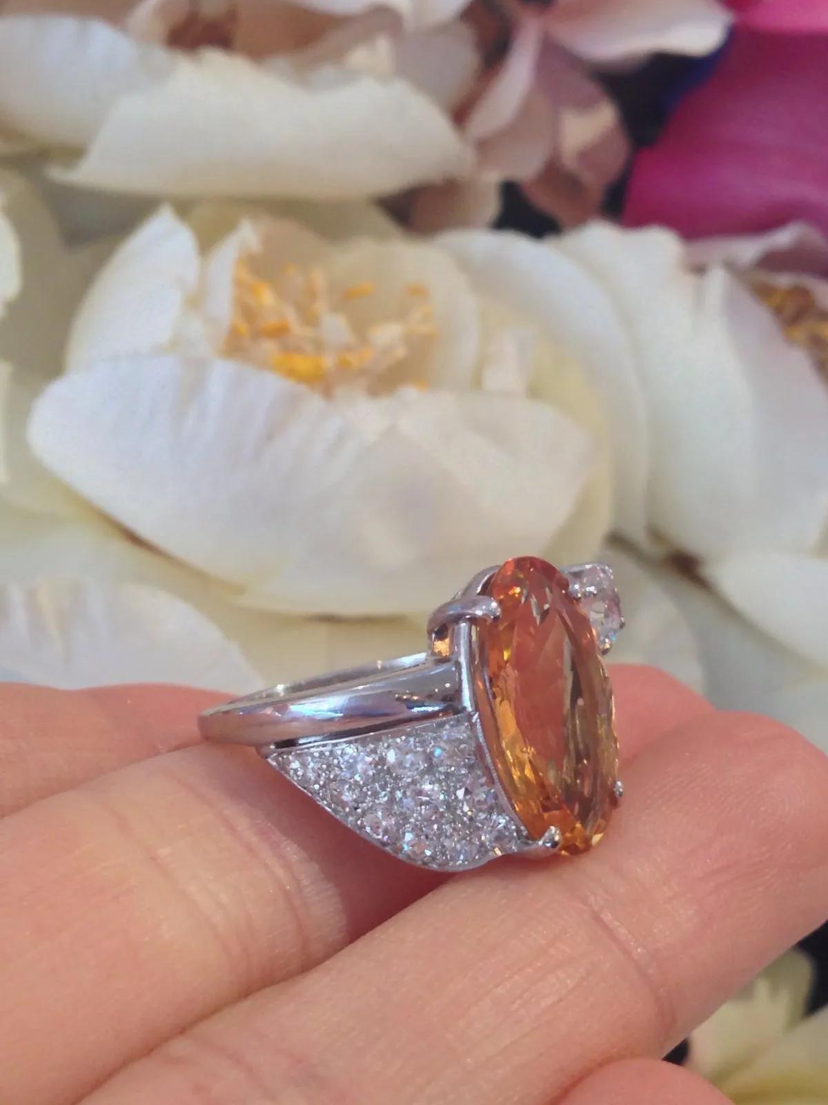 Taille ovale Bague en platine avec topaze jaune-orange certifiée GIA de 6,78 carats et diamants en vente