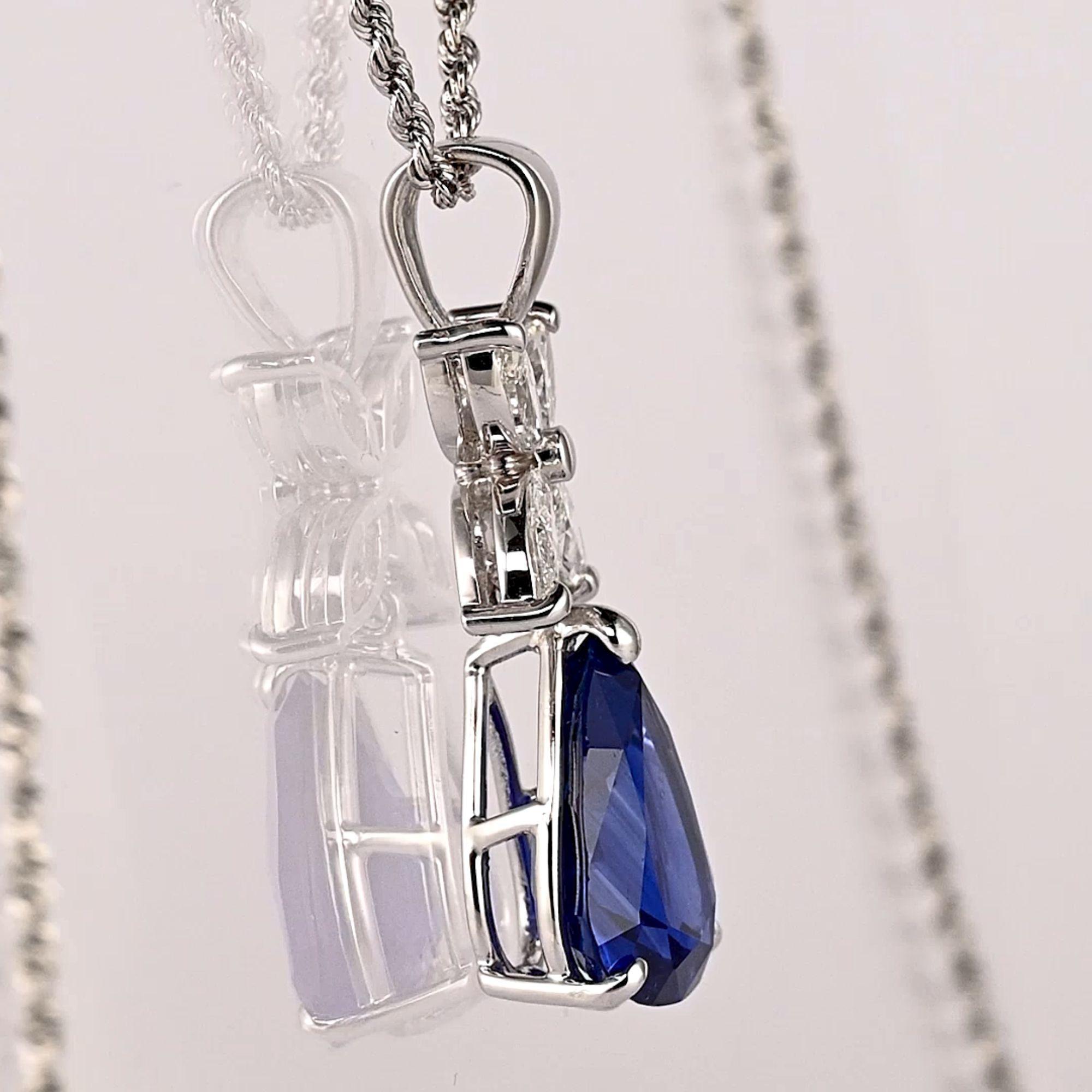 Questo zaffiro blu di Ceylon con taglio a pera certificato GIA da 6,82 carati mostra un eccezionale colore blu intenso senza alcun trattamento termico, coronato da un delicato fiore di diamante in platino 900.

Lunghezza della collana 18