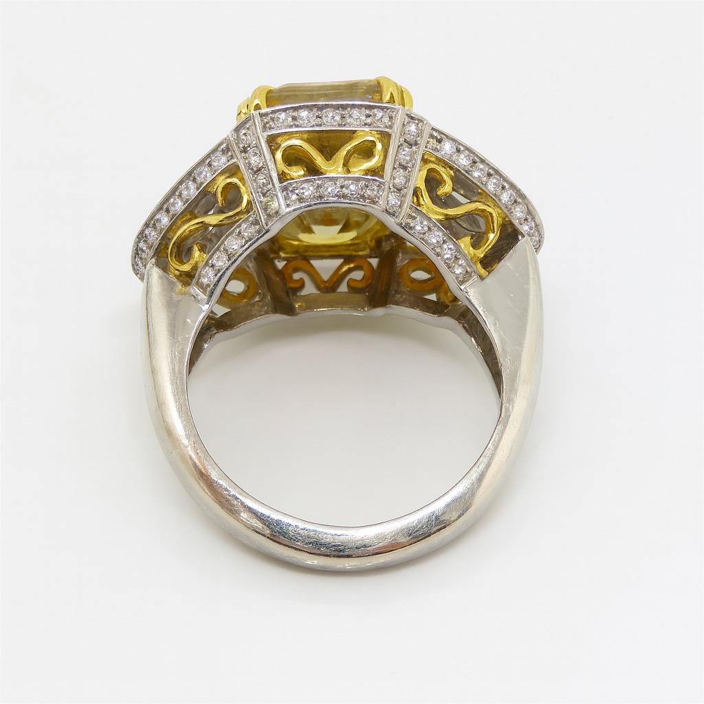 Taille émeraude Diamant certifié GIA de 6,87 carats de couleur jaune verdâtre Platine en vente