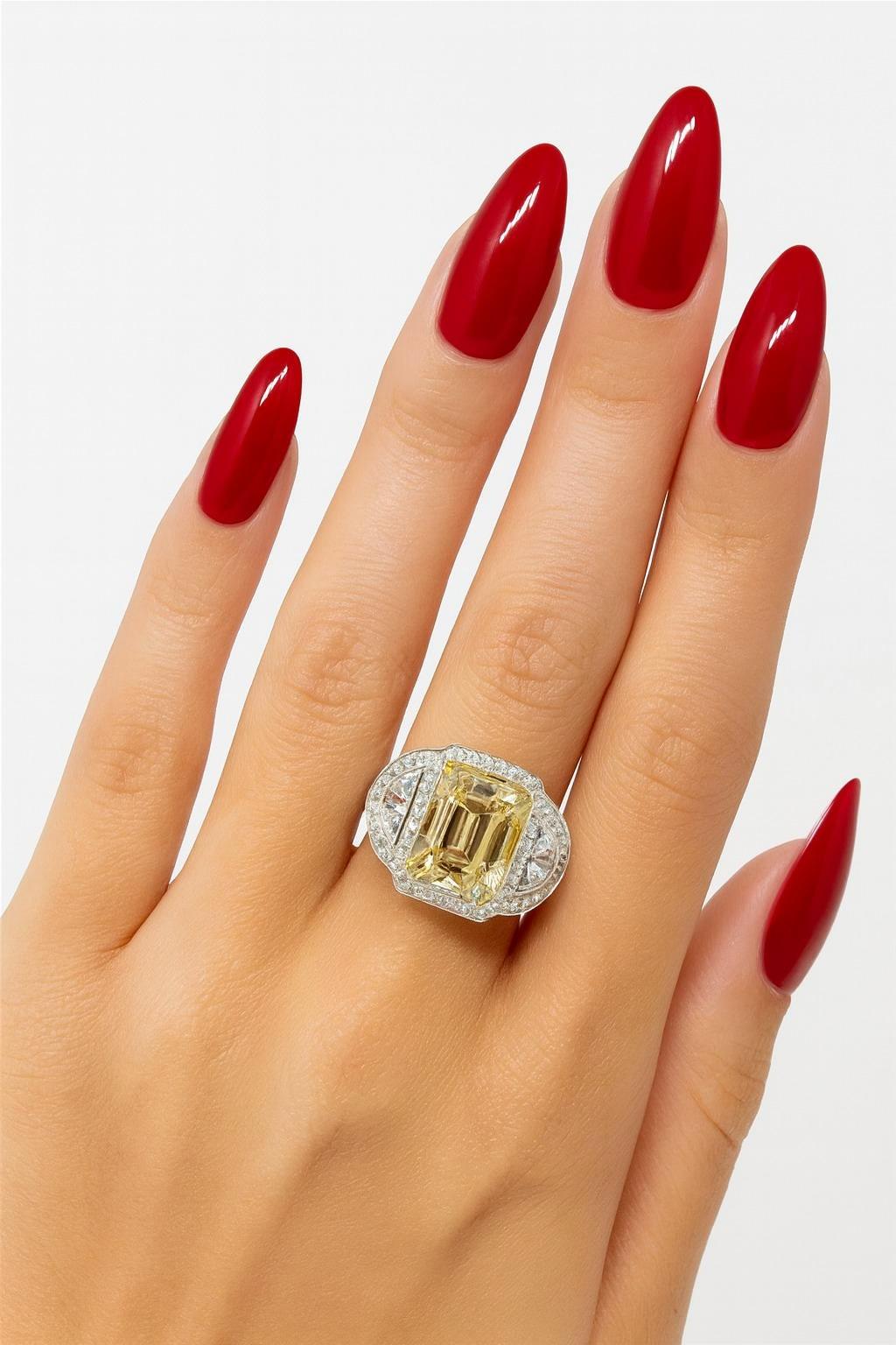 Diamant certifié GIA de 6,87 carats de couleur jaune verdâtre Platine Excellent état - En vente à Chicago, IL