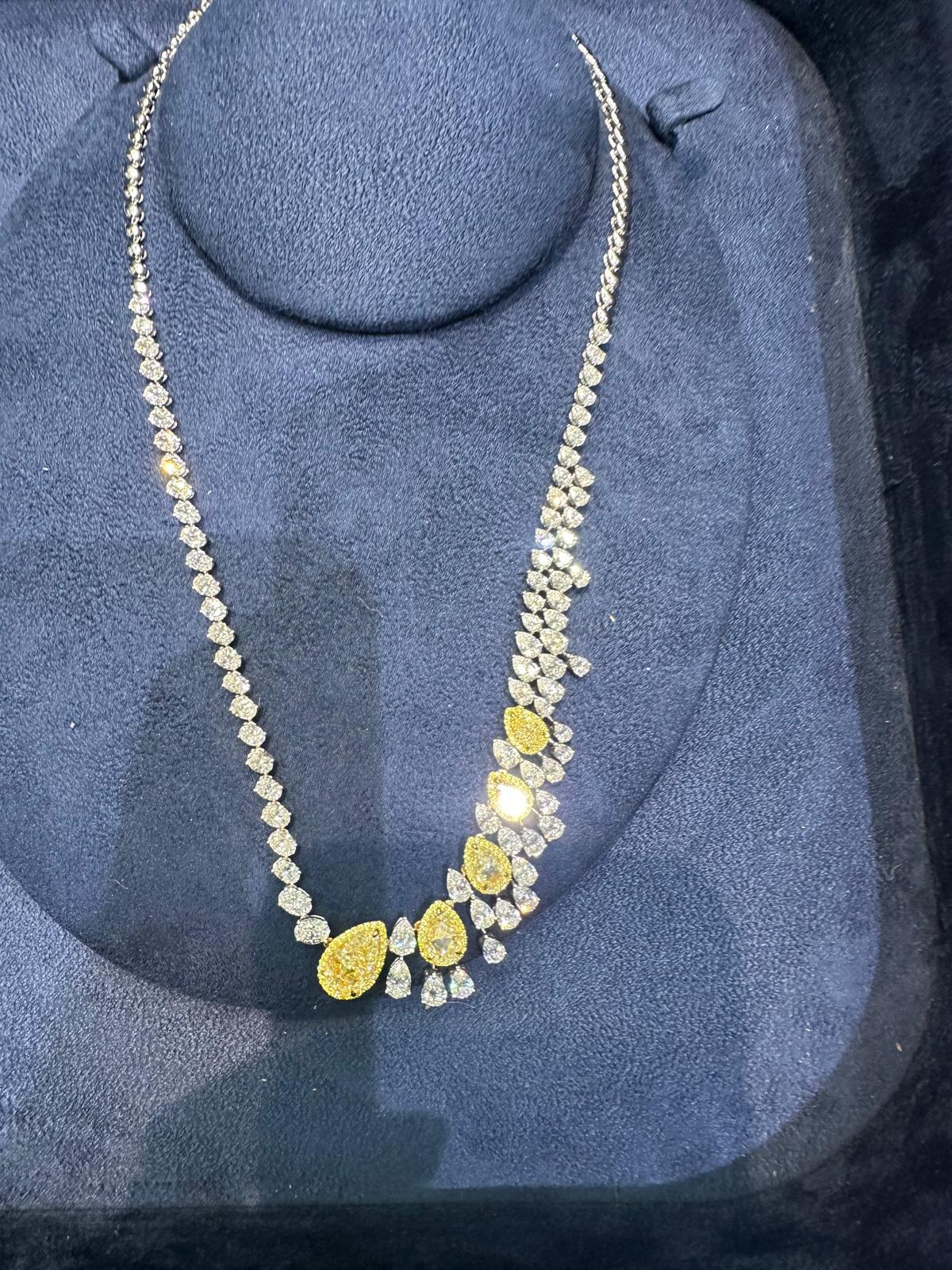 GIA Certificato 69 Carati Giallo e Mentre Collana di Diamanti D-F VVs-VS 657 Diamante in vendita 9