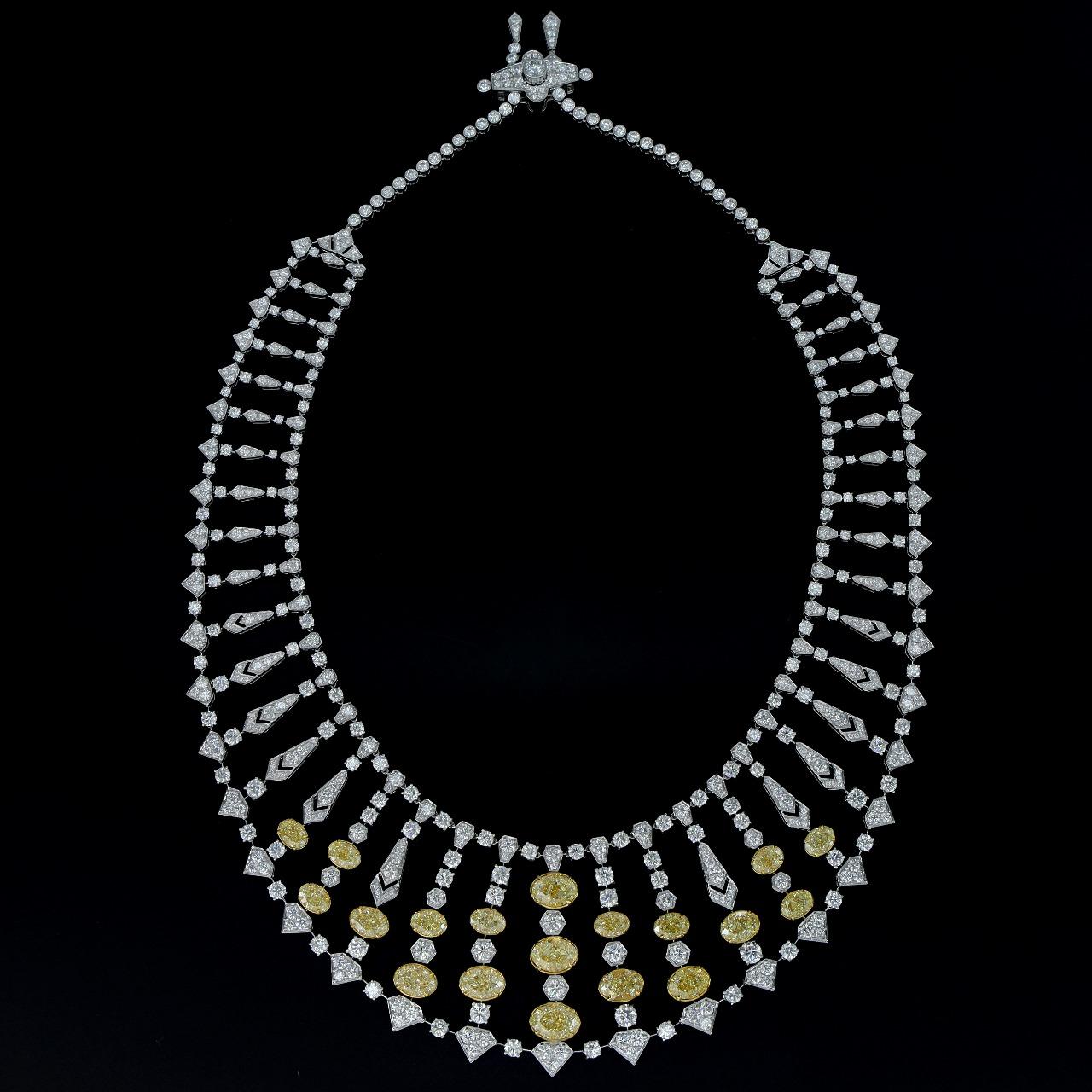 GIA Certificato 69 Carati Giallo e Mentre Collana di Diamanti D-F VVs-VS 657 Diamante
Peso lordo 120,67 g
Oro 18k 134,47 g
Diamanti gialli e bianchi certificati GIA- 657 pezzi -69,01 carati
I diamanti sono tutti senza difetti D-F VVS-VS e con