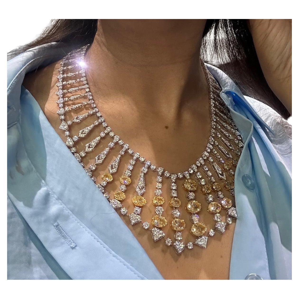 GIA Certificato 69 Carati Giallo e Mentre Collana di Diamanti D-F VVs-VS 657 Diamante
Peso lordo 120,67 g
Oro 18k 134,47 g
Diamanti gialli e bianchi certificati GIA- 657 pezzi -69,01 carati
I diamanti sono tutti senza difetti D-F VVS-VS e con