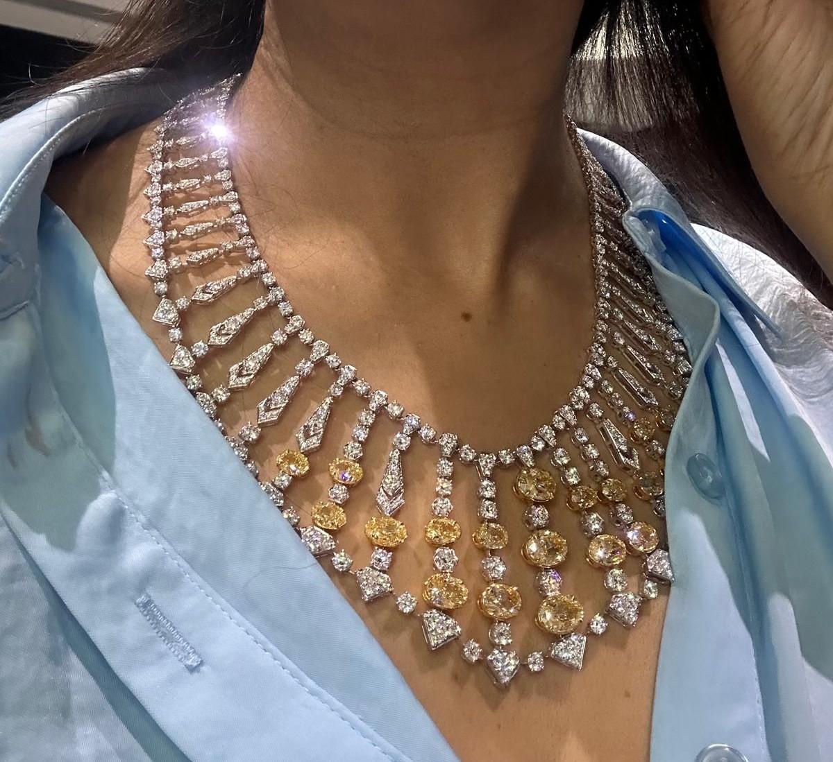 Donna GIA Certificato 69 Carati Giallo e Mentre Collana di Diamanti D-F VVs-VS 657 Diamante in vendita