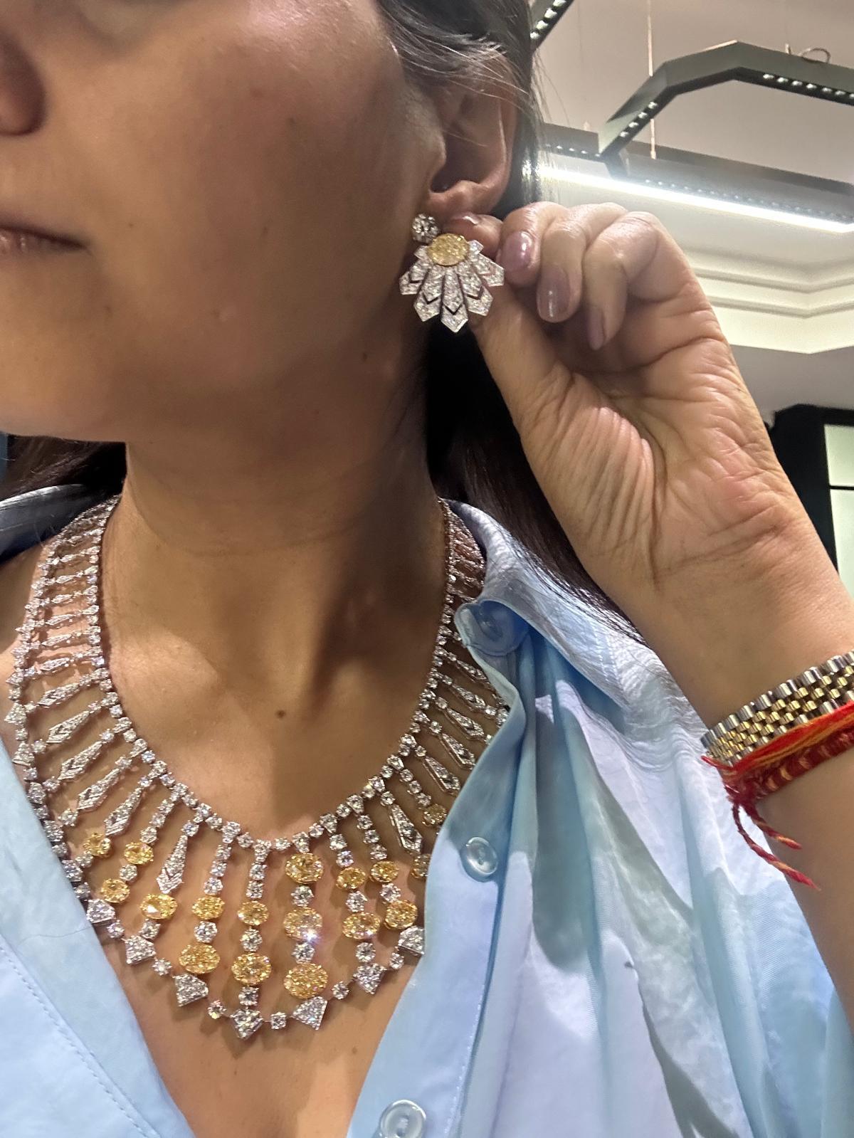 GIA Certificato 69 Carati Giallo e Mentre Collana di Diamanti D-F VVs-VS 657 Diamante in vendita 3