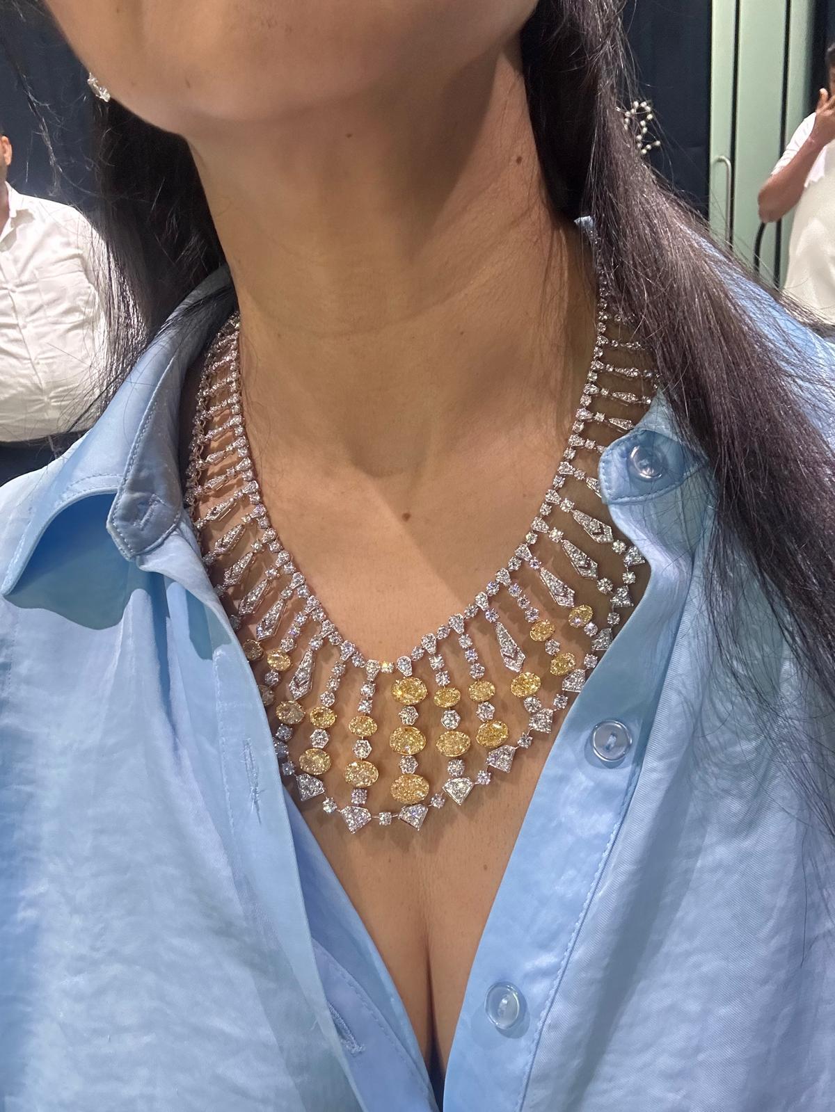 GIA Certificato 69 Carati Giallo e Mentre Collana di Diamanti D-F VVs-VS 657 Diamante in vendita 4