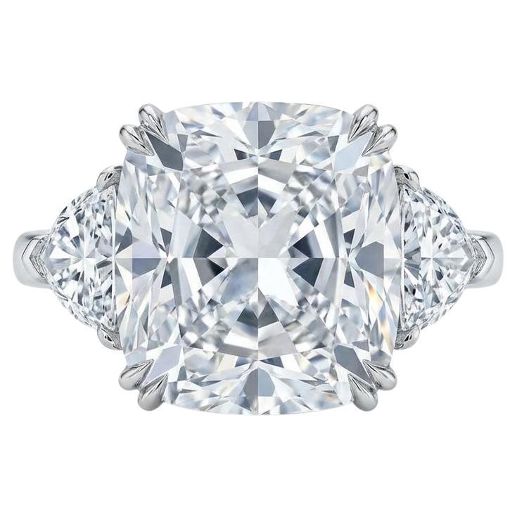 Anello a tre pietre con diamante taglio cuscino certificato GIA da 6.95 carati