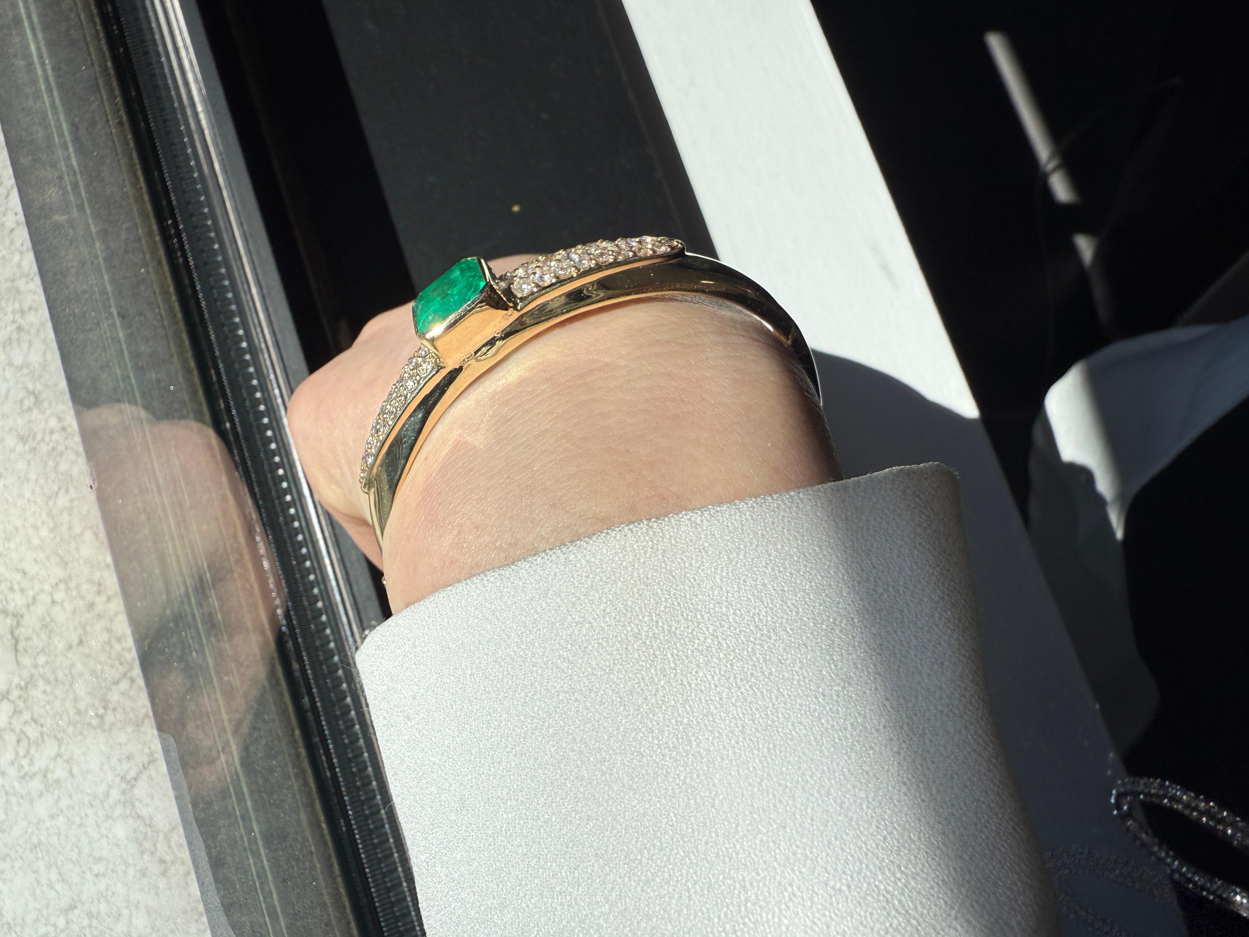 Bracelet jonc rétro vintage avec diamants et émeraude de Colombie certifiée GIA de 6,96 carats en vente 5