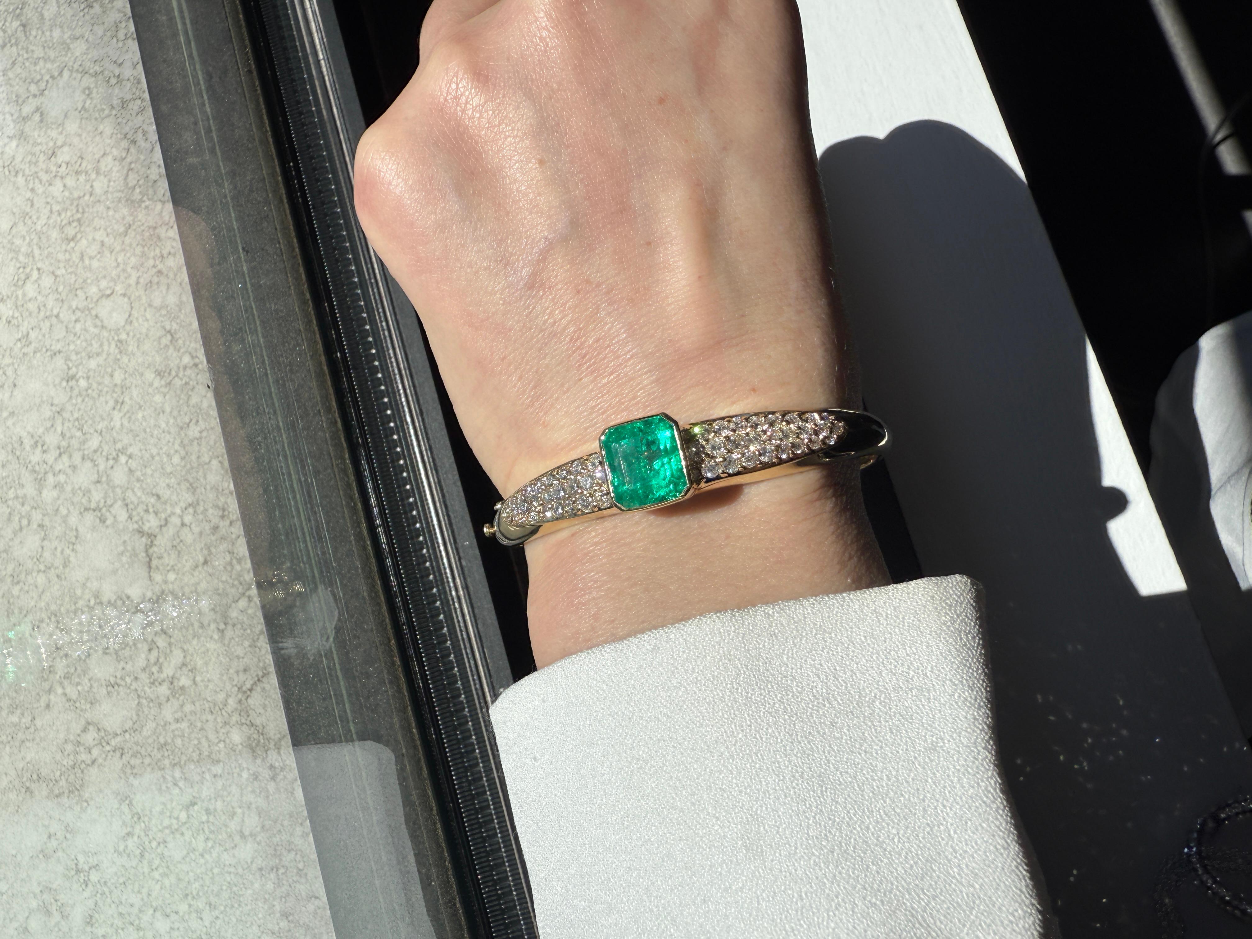 Une époustouflante émeraude colombienne de 6,96 carats, certifiée par le GIA, occupe le devant de la scène dans ce bracelet vintage des années 1960-1980, délicieusement réalisé en or jaune 14 carats. L'émeraude, mesurant 11,20 x 10,20 x 8,86 mm, est