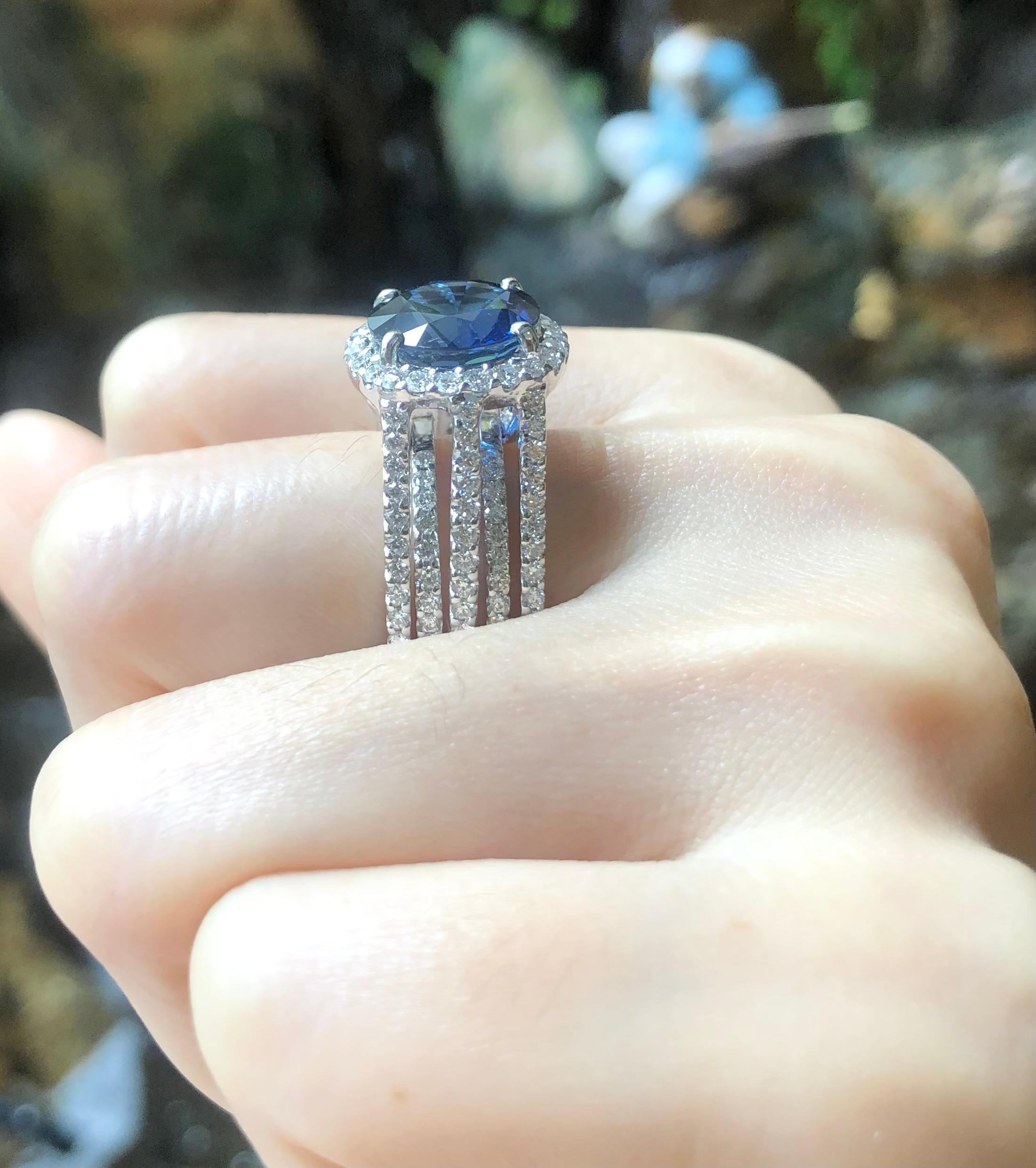 GIA-zertifizierter 6 Karat runder blauer Saphir mit Diamantring aus 18 Karat Weißgold (Rundschliff) im Angebot