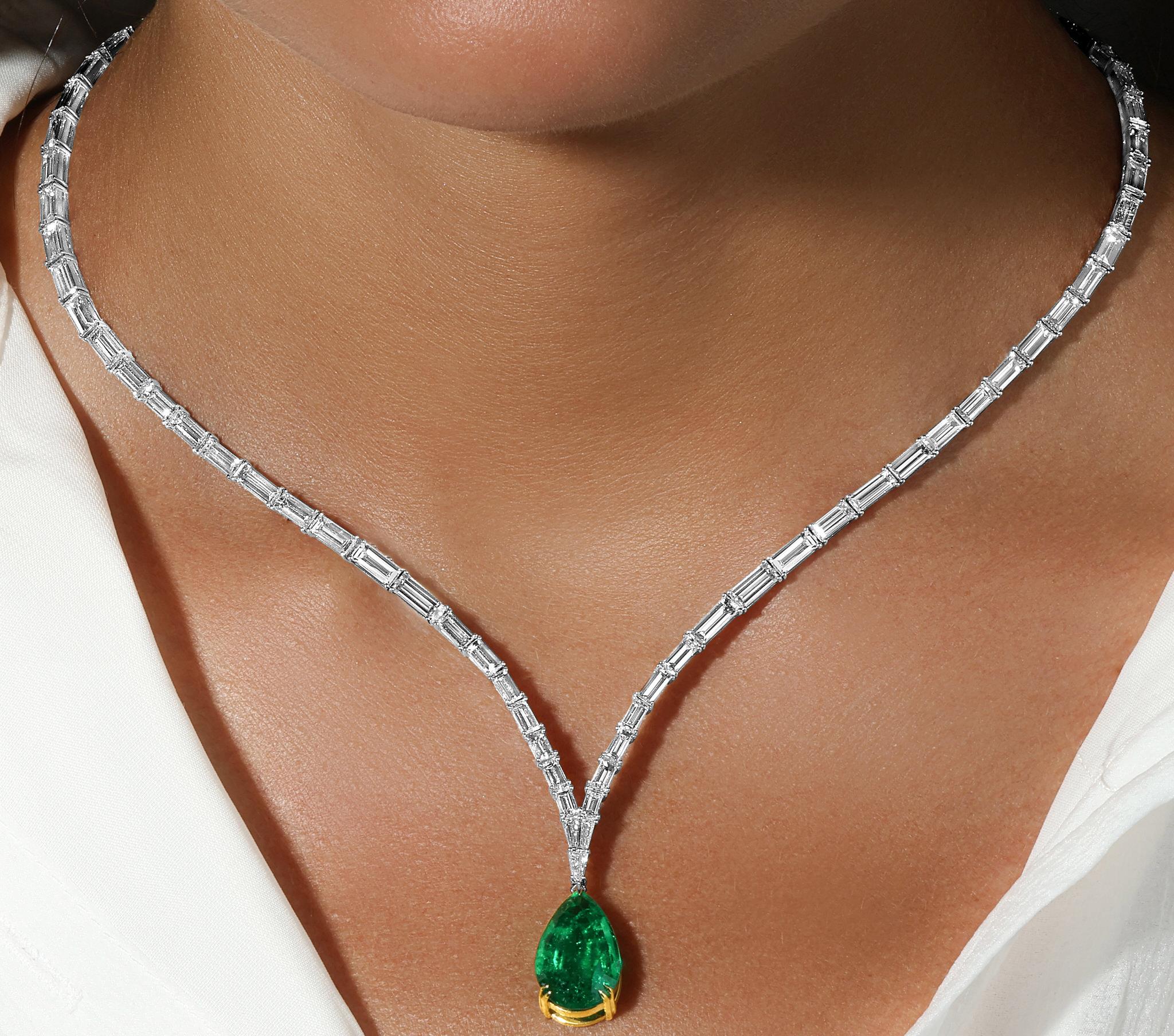 Viene con el Certificado GIA
Todas las piedras preciosas son naturales
Esmeralda colombiana certificada por GIA = 7,07 quilates
Corte Pera
88 Diamantes = 16,63 Quilates
Corte: Baguette
Metal: Oro blanco de 18 quilates
Longitud del collar: 18