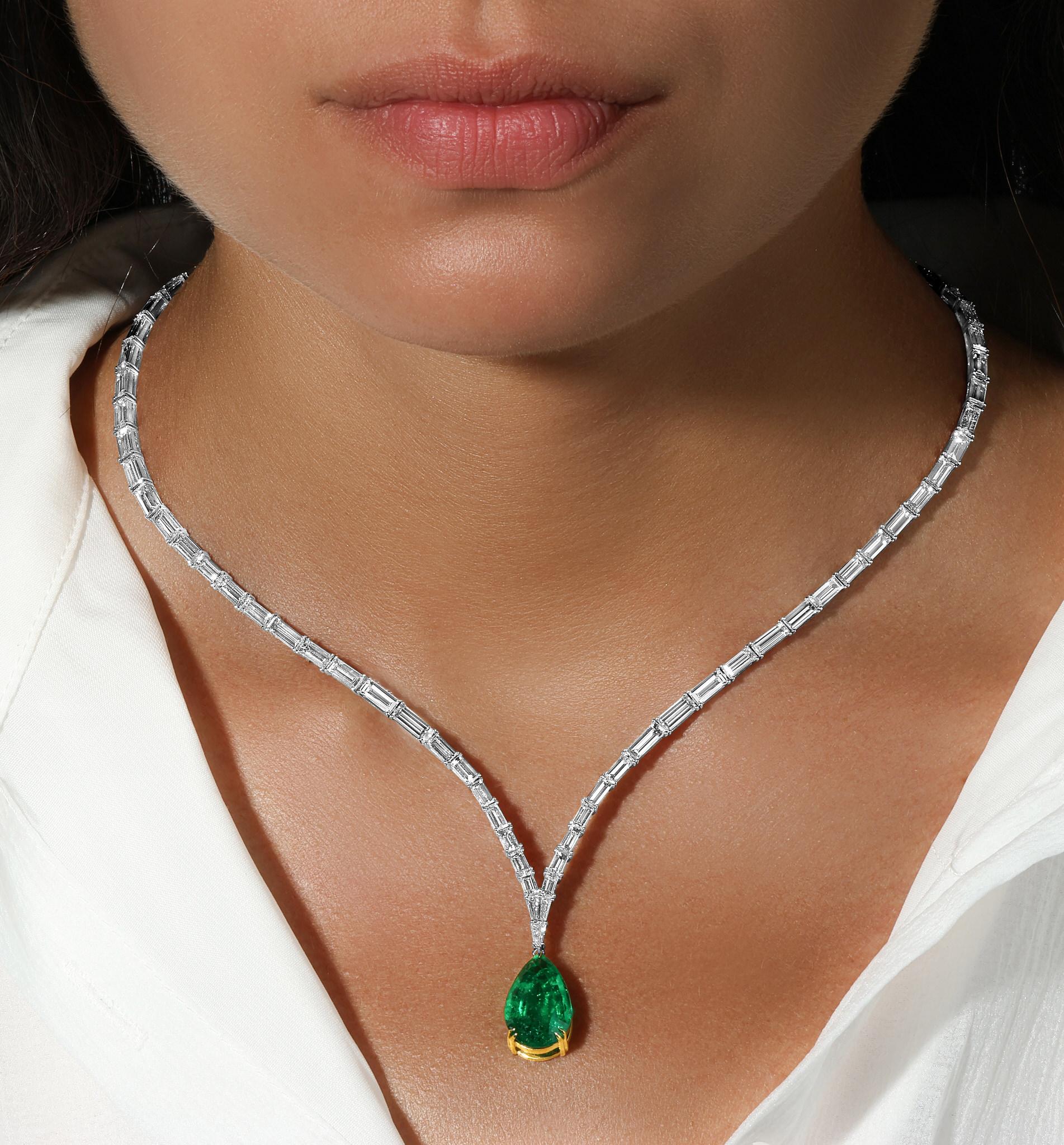 Colgante de Esmeralda Colombiana de 7 Quilates Certificado por GIA Collar de Diamantes de 16,6 Quilates 18K Contemporáneo en venta