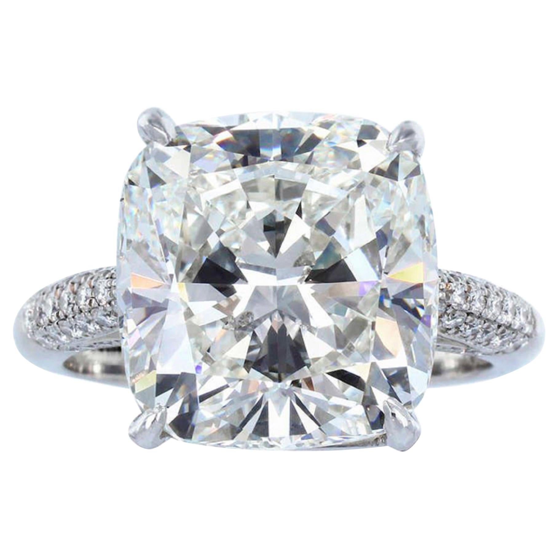 Anillo de diamantes talla cojín de 7.05 quilates certificado por el GIA en platino con pavé