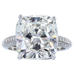 Anillo de diamantes talla cojín de 7.05 quilates certificado por el GIA en platino con pavé