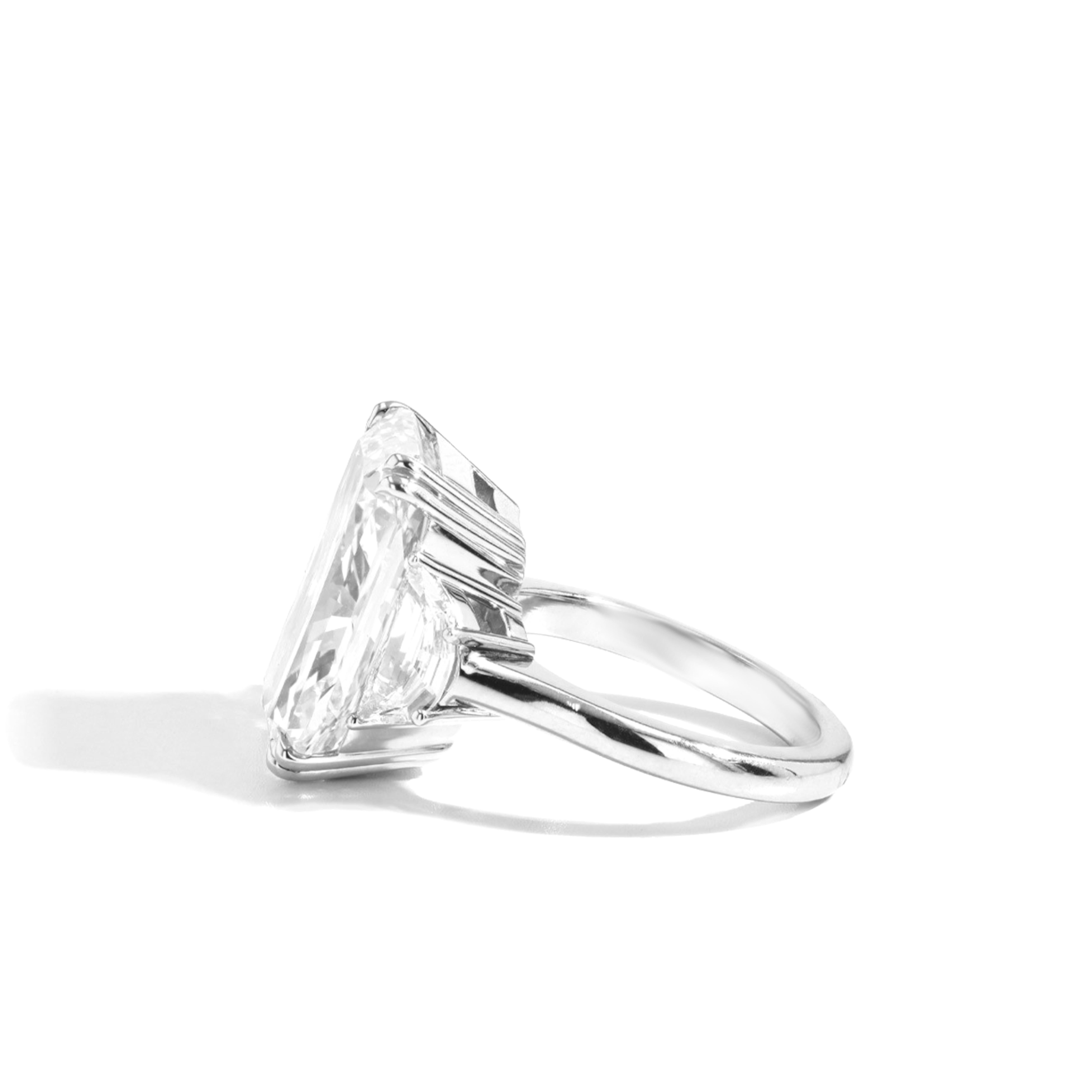 Offrez-vous une élégance intemporelle avec cette bague à couper le souffle, ornée d'un imposant diamant allongé de 7 carats à taille radiante certifié par le GIA.

serti de diamants demi-lune et serti en platine