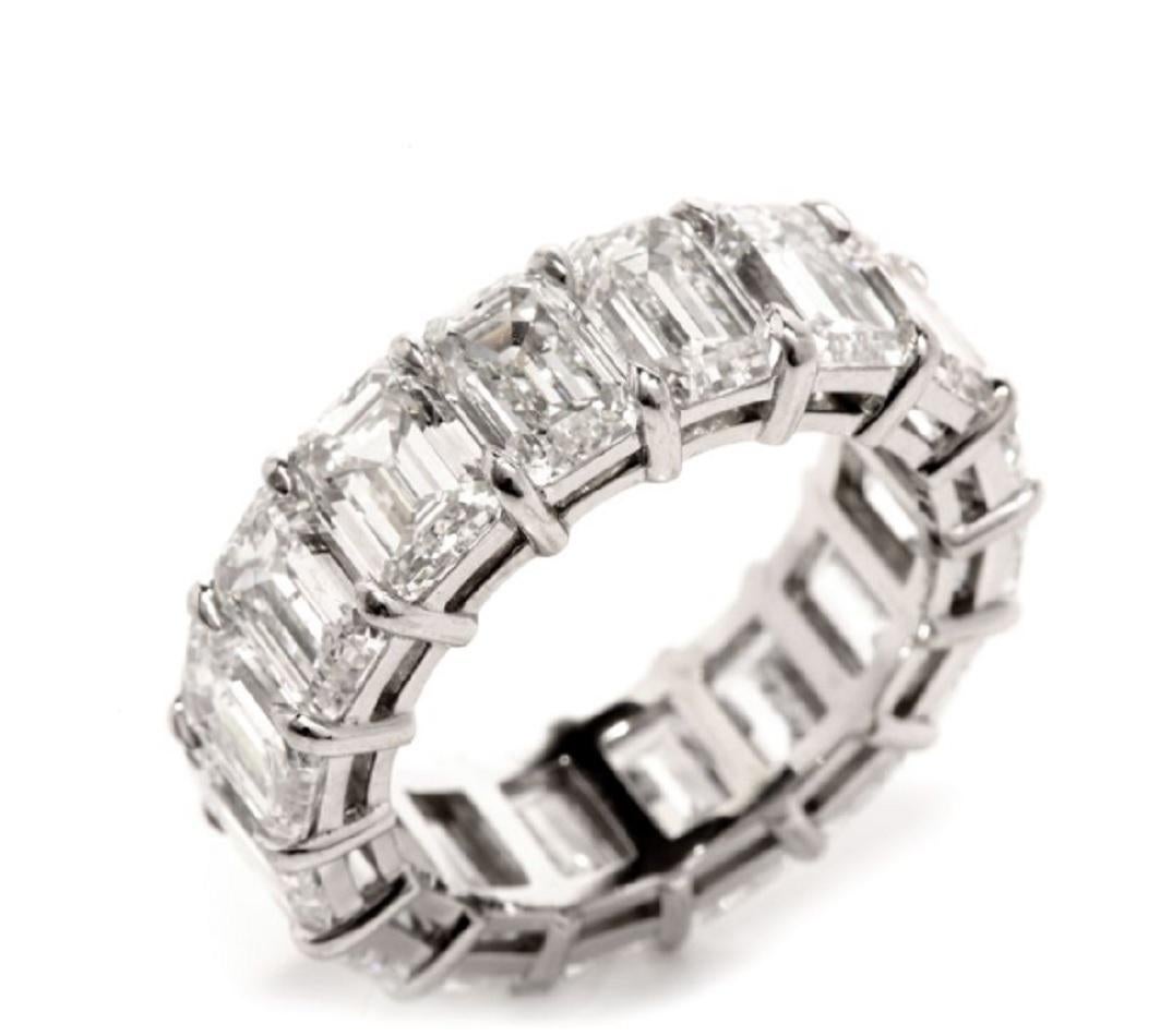 GIA-zertifizierter 7 Karat Smaragdschliff Diamant-Eternity-Ring aus Platin (Moderne) im Angebot