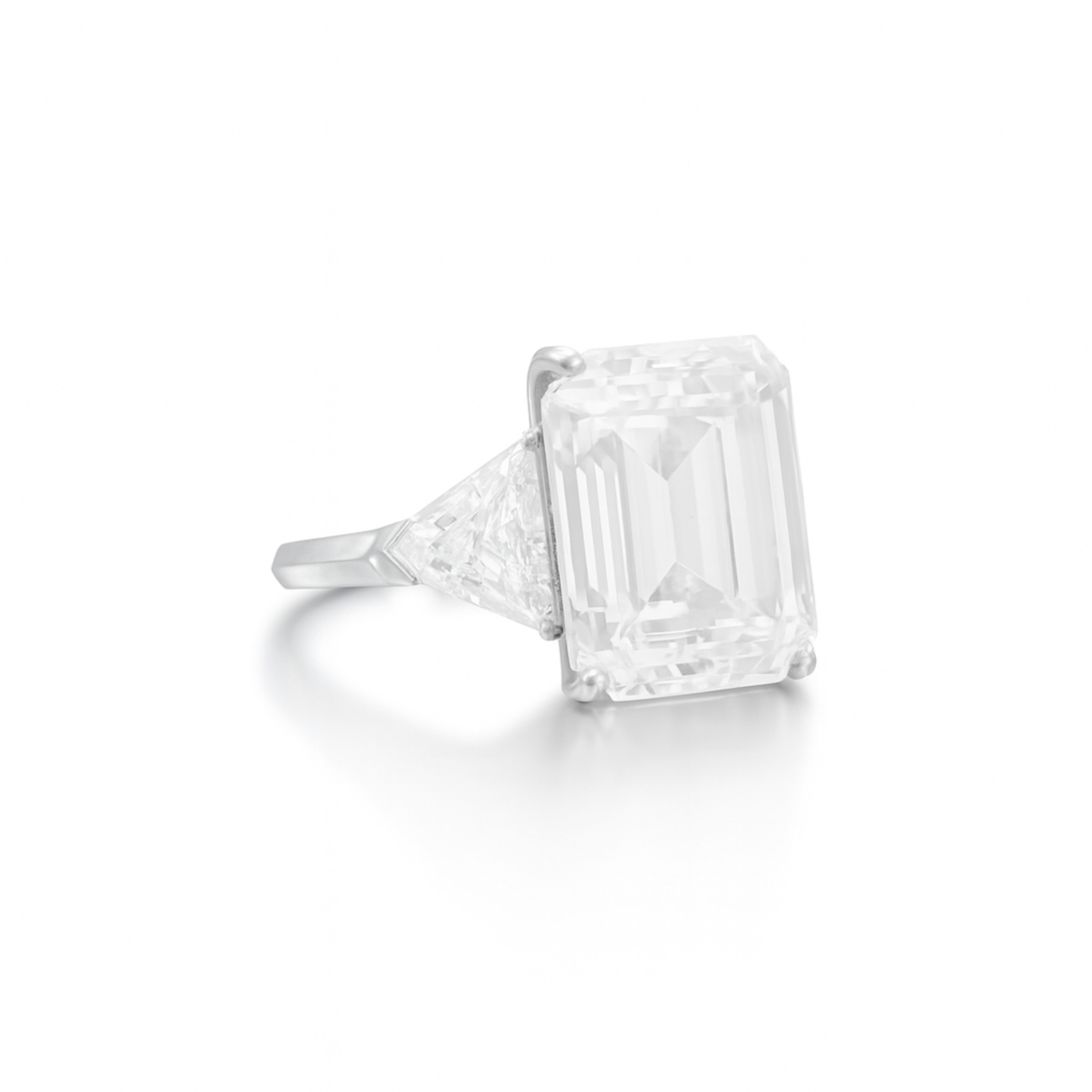 Contemporain Bague en platine certifiée GIA avec diamant taille émeraude de 7 carats en vente