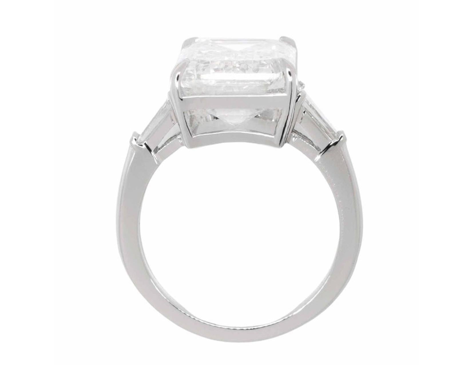 GIA Certified 7 Carat Emerald Cut  Diamond Ring in Platinum (Zeitgenössisch) im Angebot
