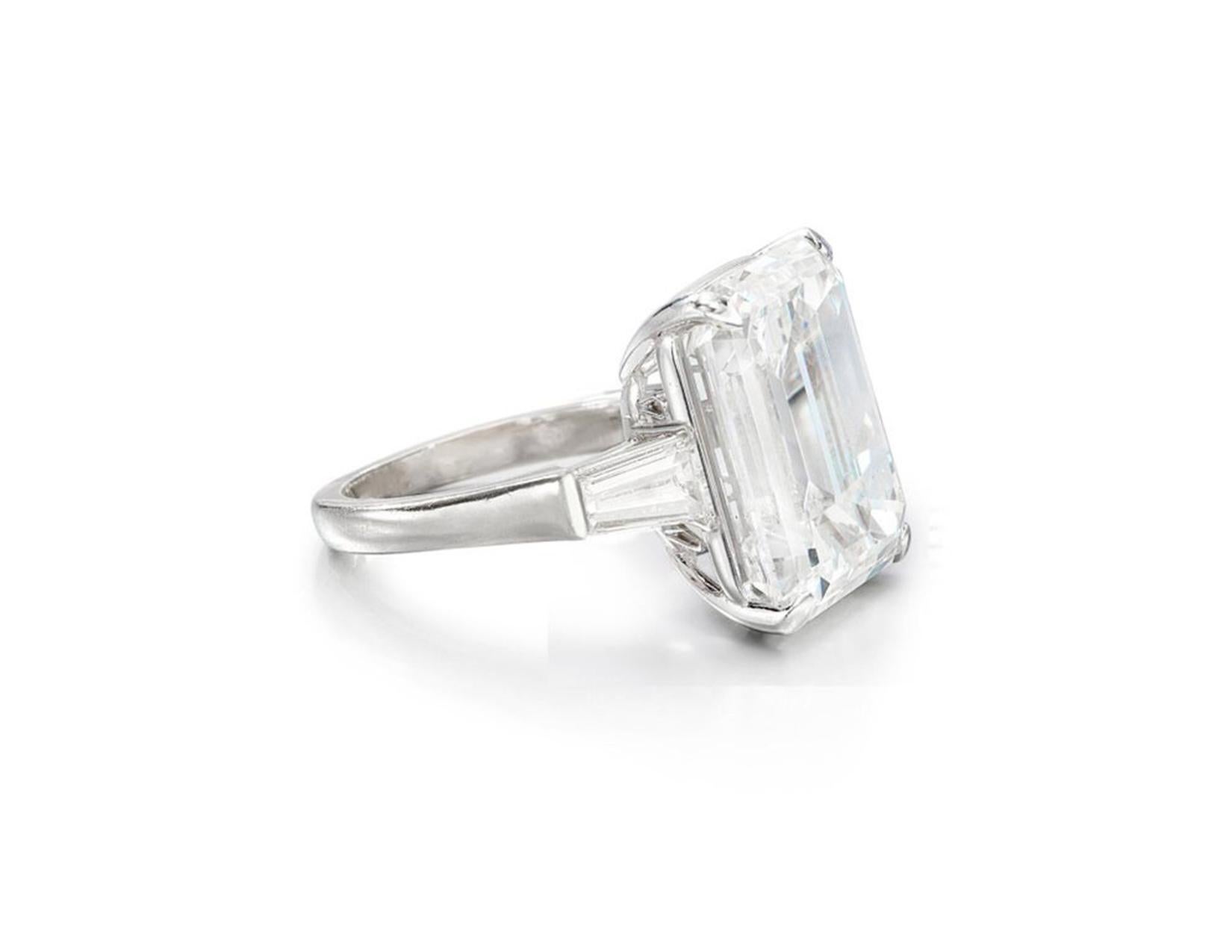 GIA Certified 7 Carat Emerald Cut  Diamond Ring in Platinum (Smaragdschliff) im Angebot