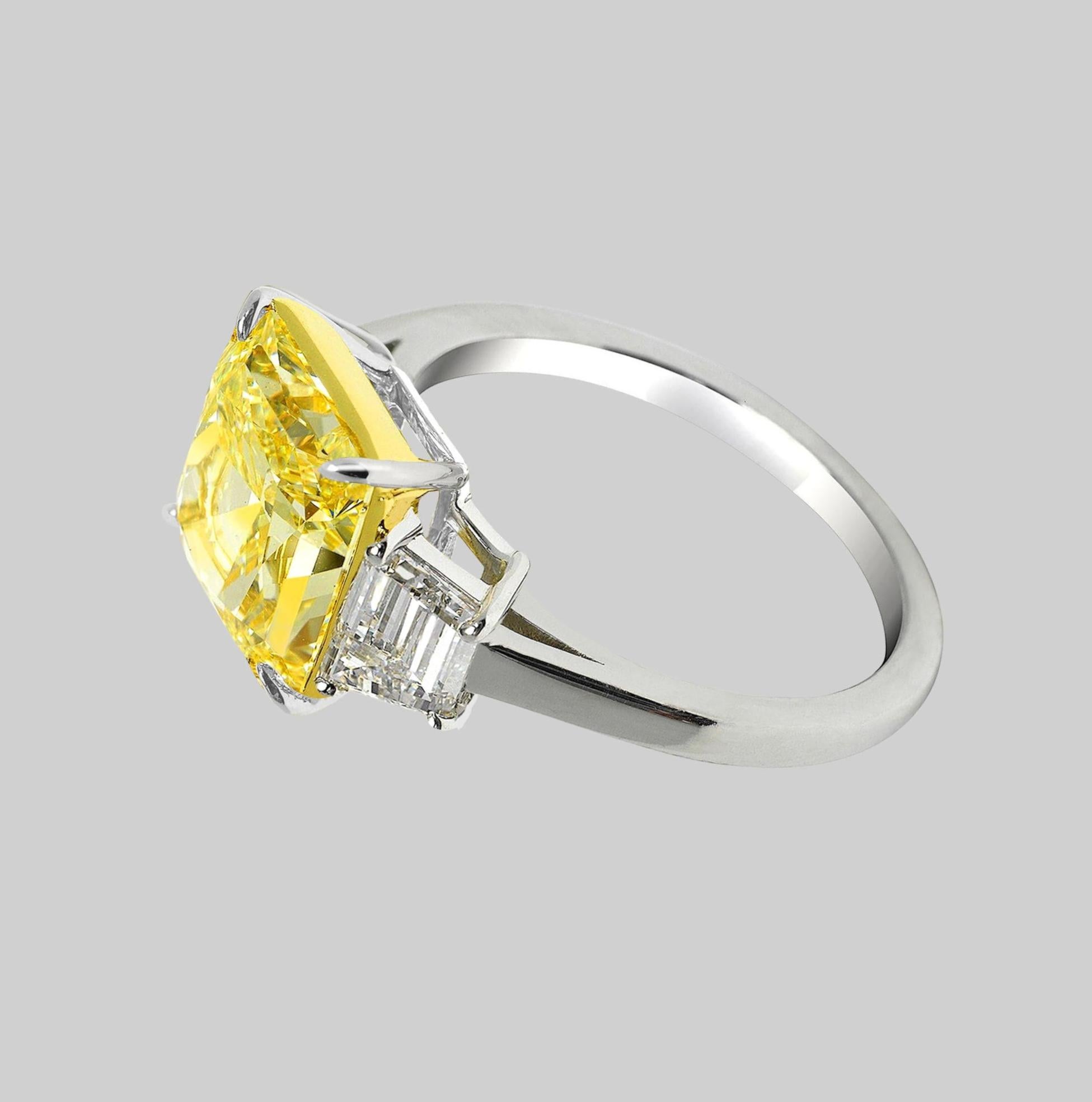 Erleben Sie die exquisite Schönheit dieses GIA-zertifizierten 7-karätigen Fancy Intense Yellow Radiant Diamantrings. Die intensive gelbe Farbe des Diamanten, gepaart mit seiner lupenreinen Reinheit (IF), verleiht ihm eine fesselnde und zeitlose