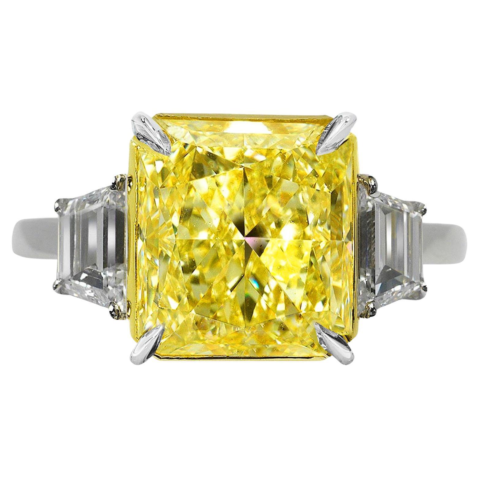 Taille radiant Bague en diamant radiant certifié GIA de 7 carats de couleur jaune intense fantaisie en vente