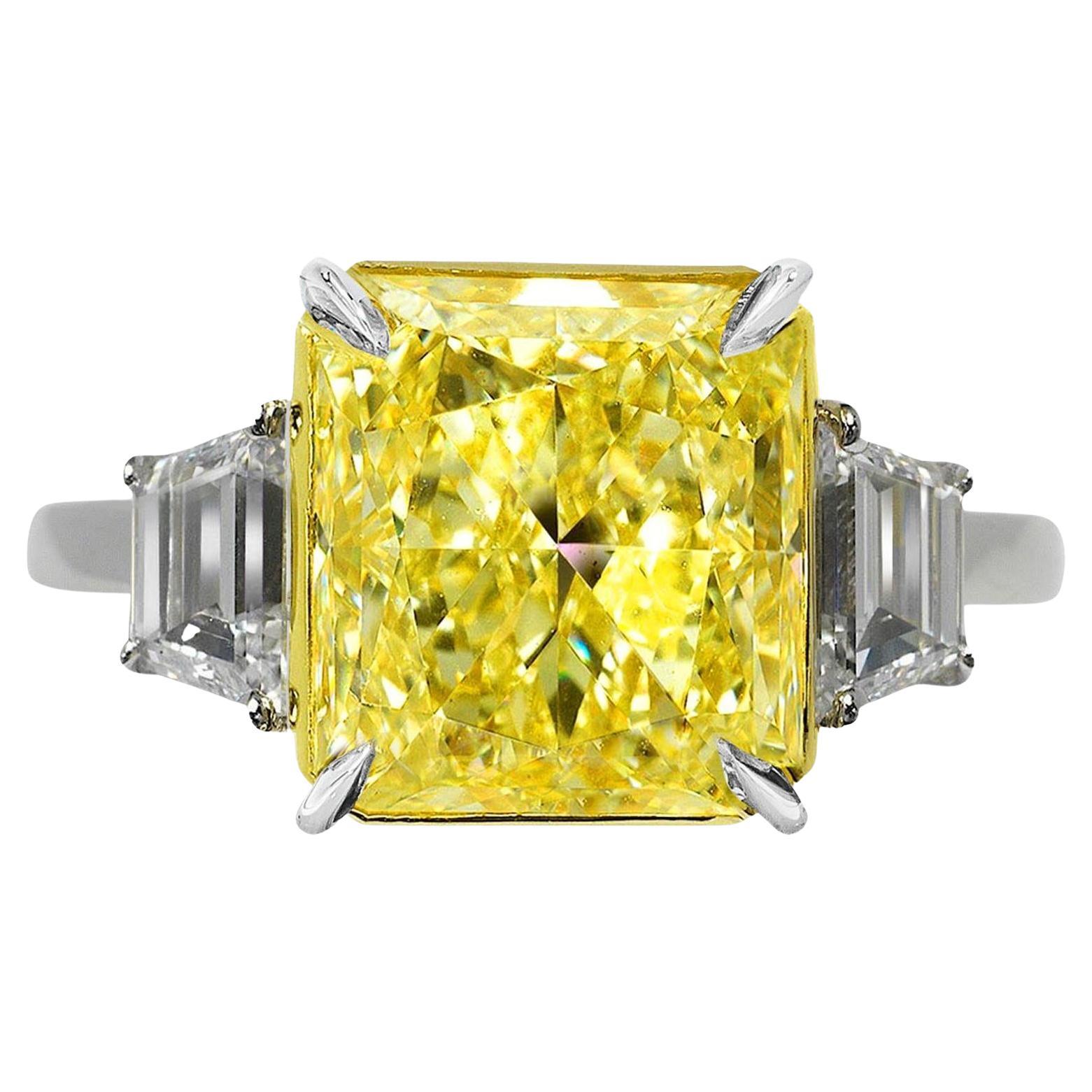 Bague en diamant radiant certifié GIA de 7 carats de couleur jaune intense fantaisie en vente