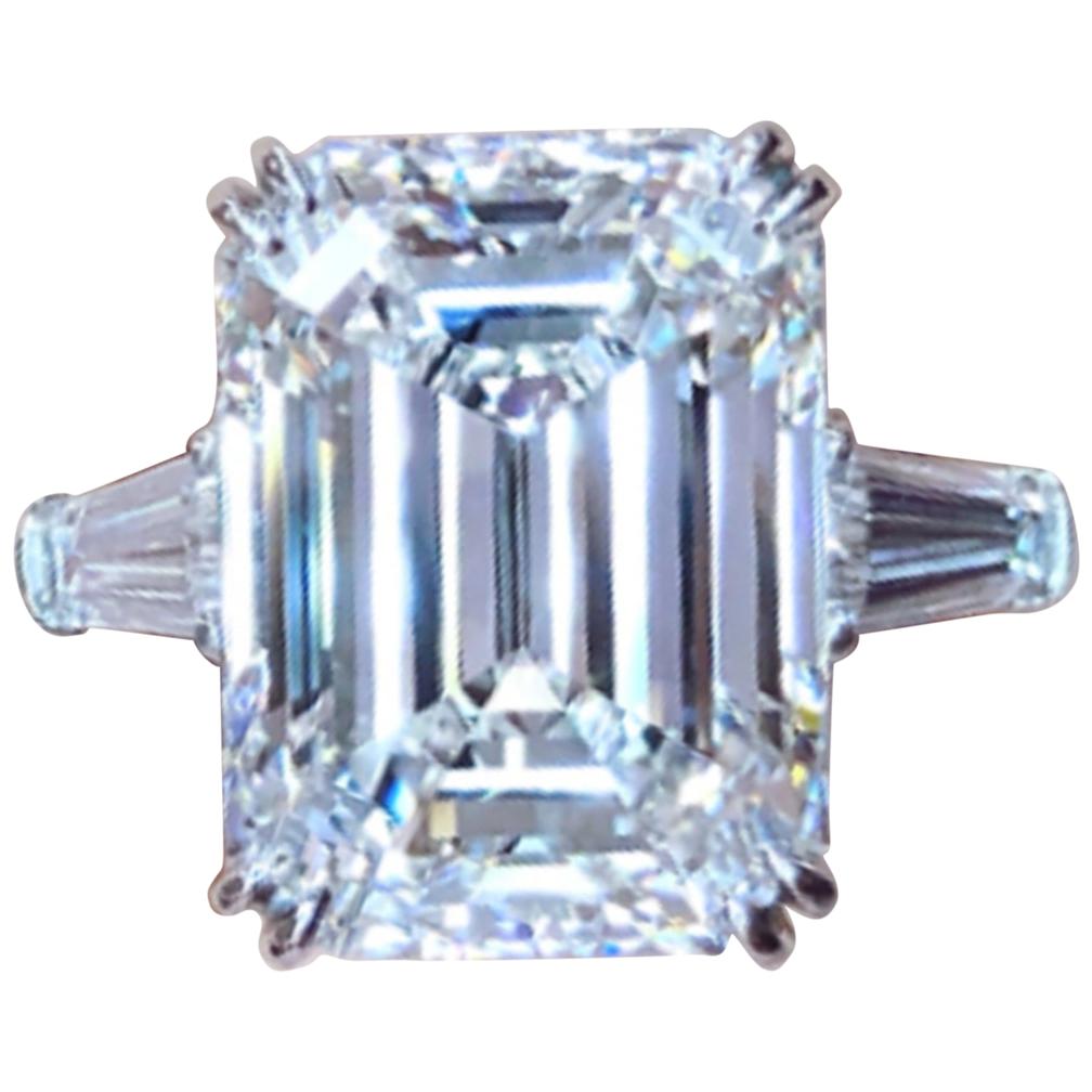Bague avec diamant taille émeraude certifié GIA de 7 carats de couleur G et de pureté sans défaut