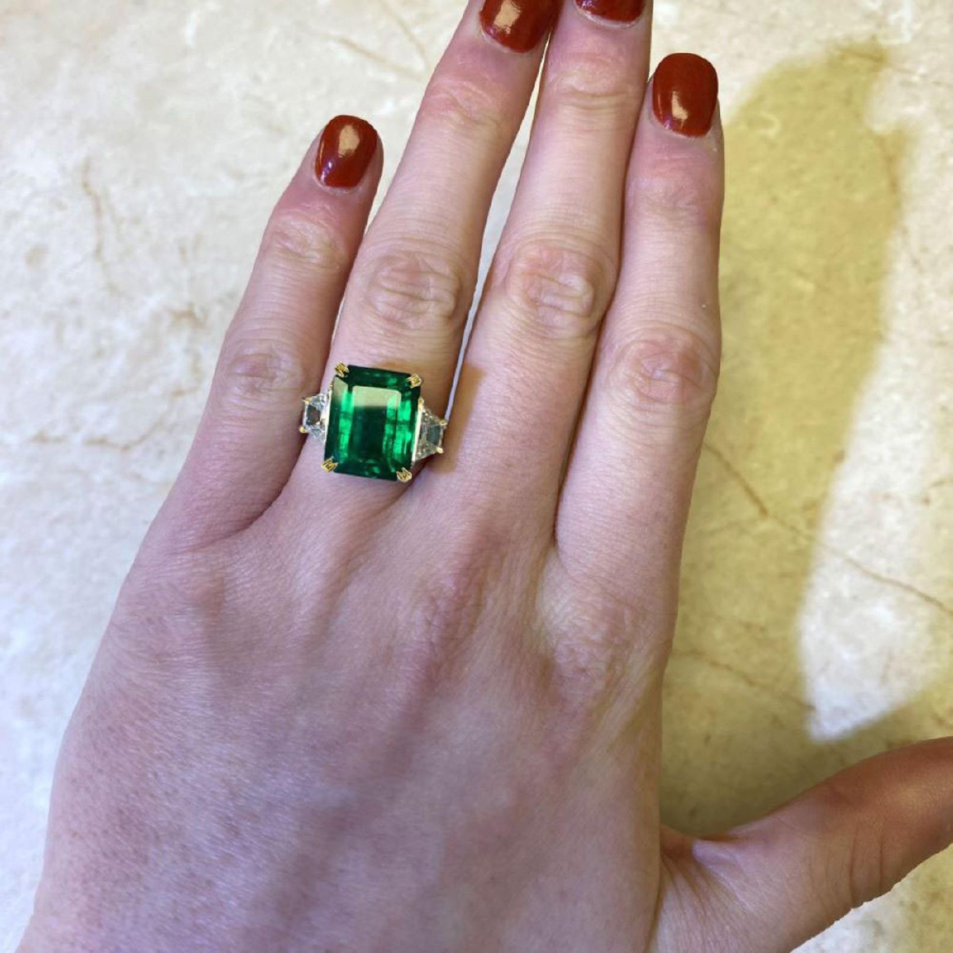 Contemporary GIA Certified 7 Carat Green Emerald Diamond Solitaire Ring Minor Oil For Sale