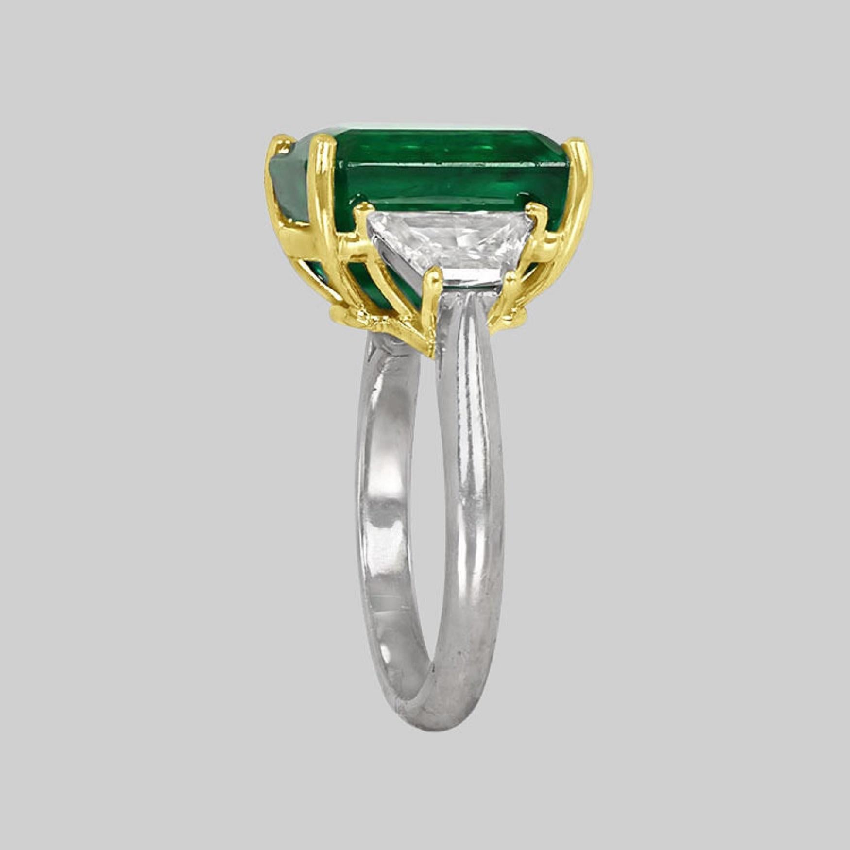 Taille émeraude Bague solitaire avec diamant émeraude verte certifiée GIA de 7 carats, huile mineure en vente
