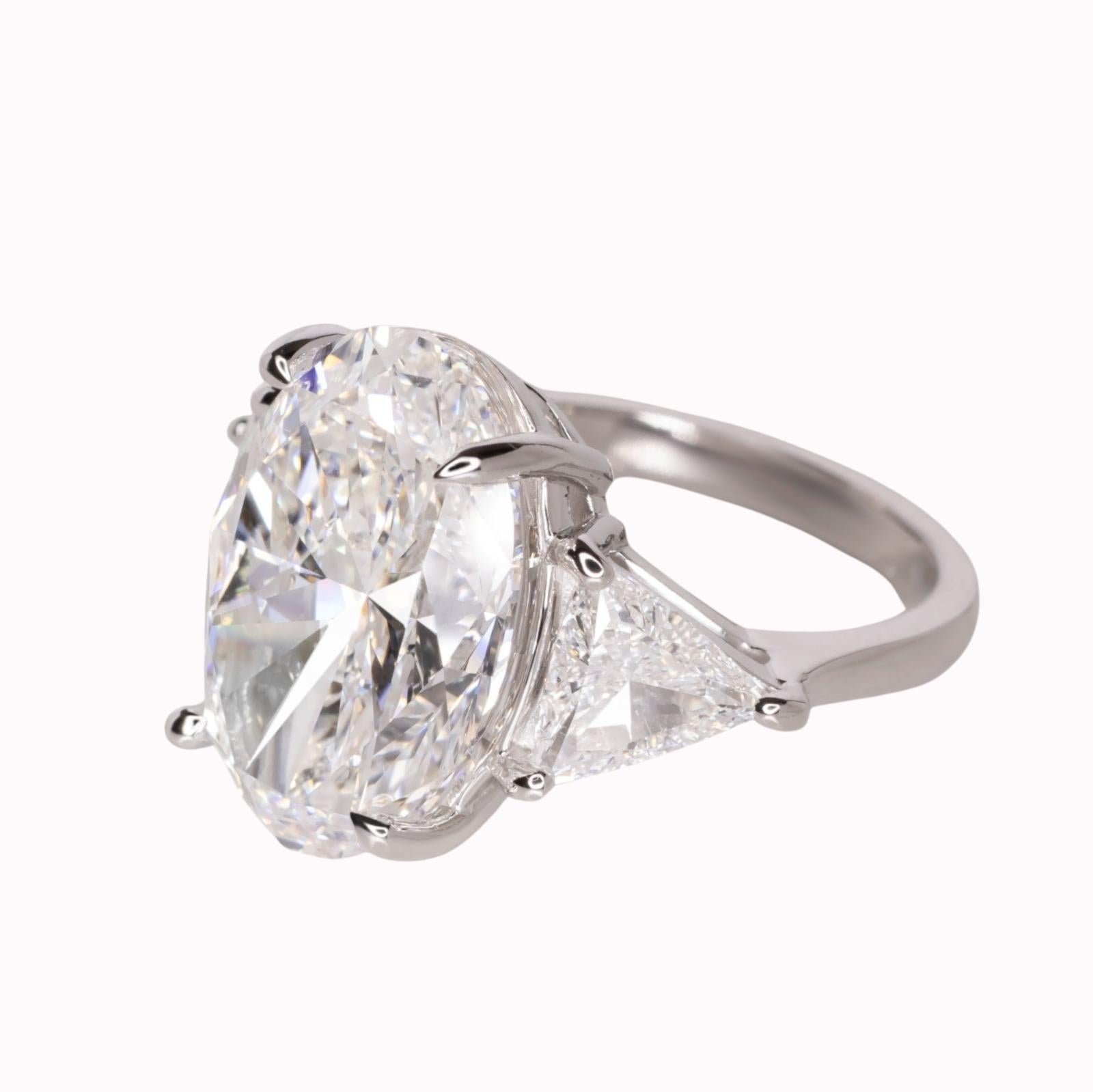GIA Certified 7 Carat Oval Diamond Platinum Ring In New Condition For Sale In Chicago, IL