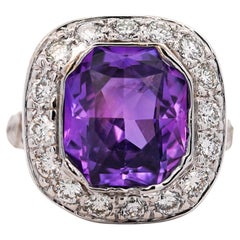 GIA-zertifizierter Ring aus 18-karätigem Weißgold mit einem violetten 7-Karat-Saphir aus Sri Lanka und Diamant-Halo