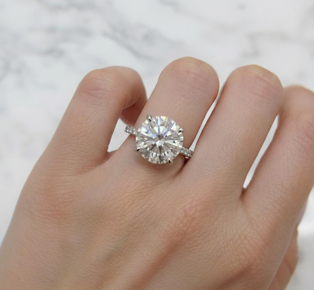 Contemporain Bague en diamant certifié GIA de 7 carats à taille ronde et brillante en vente