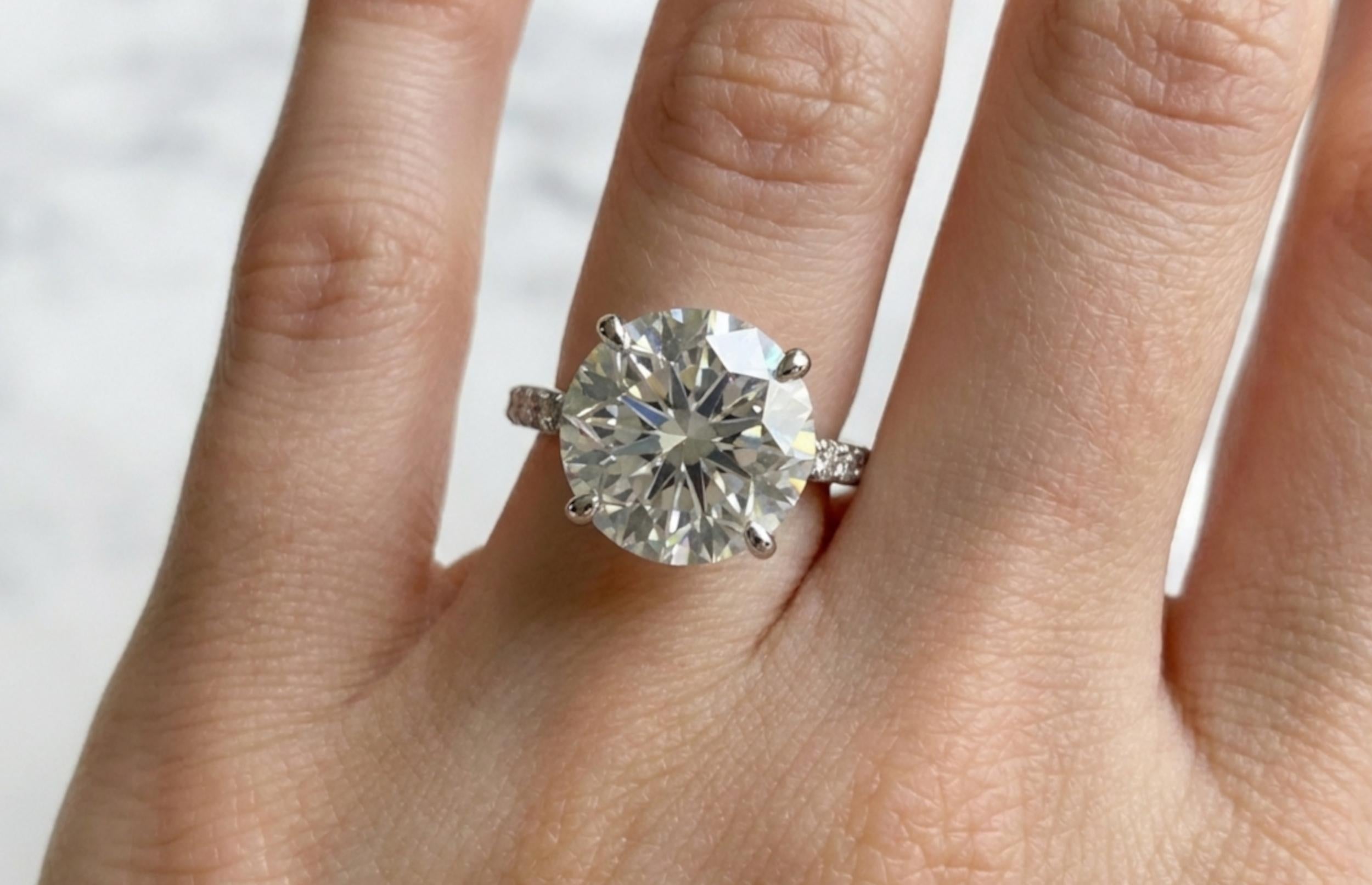 Bague de fiançailles solitaire en diamant rond de 7 carats certifiée GIA 
g Couleur
vs1 Clarté 

