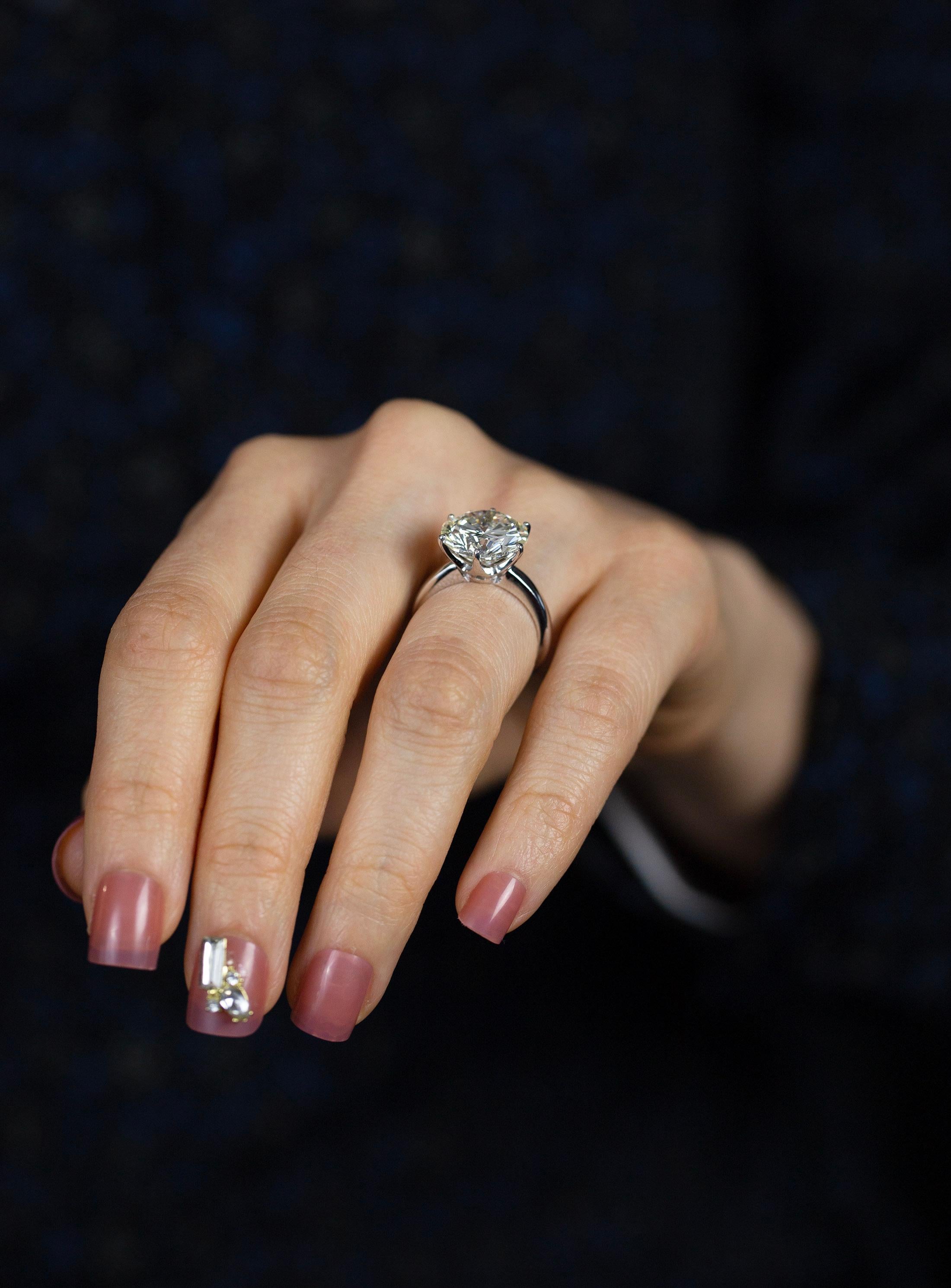 Bague de fiançailles solitaire en diamant rond brillant de 7,00 carats certifiée par le GIA en vente 1