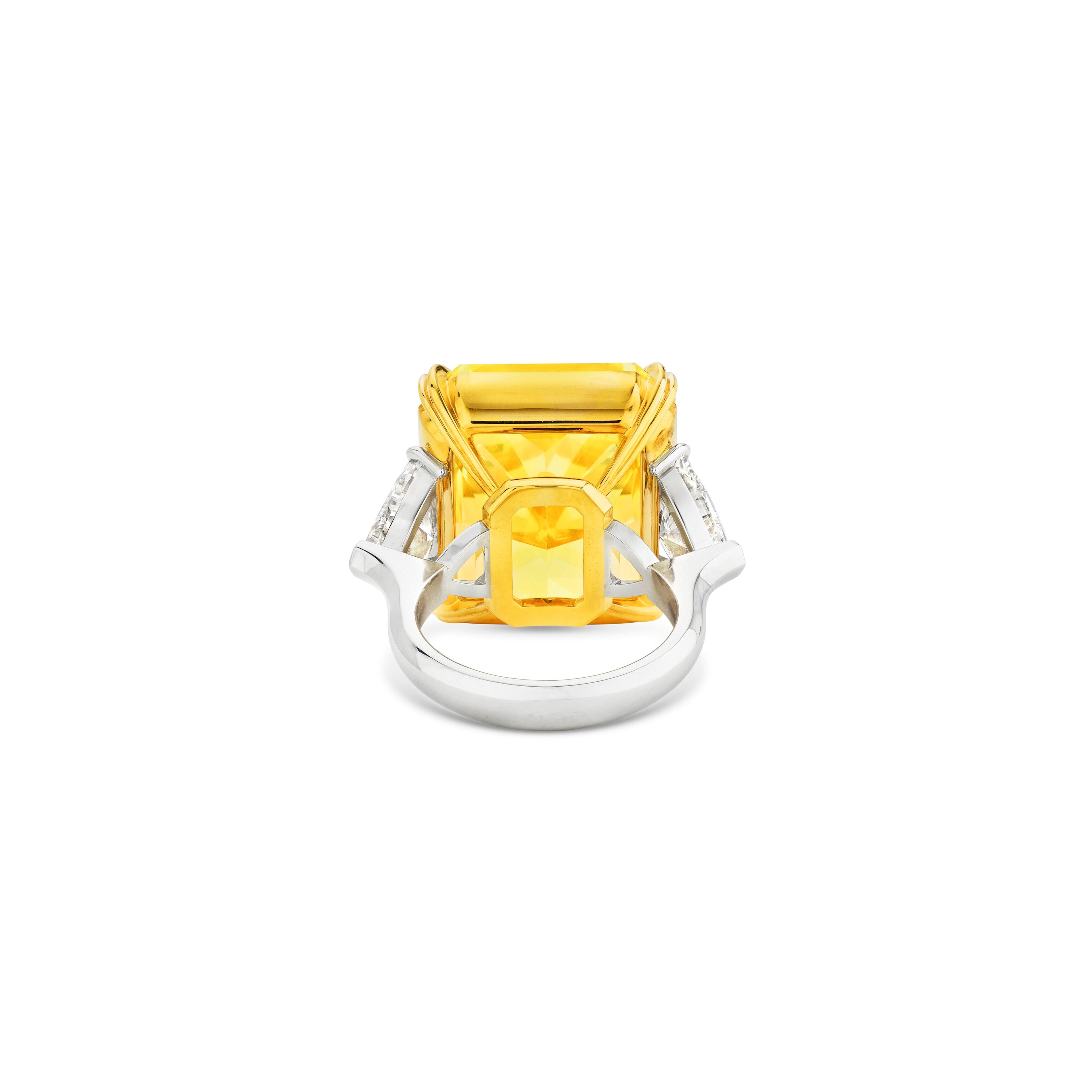 Contemporain Certifié GIA, 7 ct. Bague de fiançailles en platine avec diamant jaune intense de fantaisie en vente