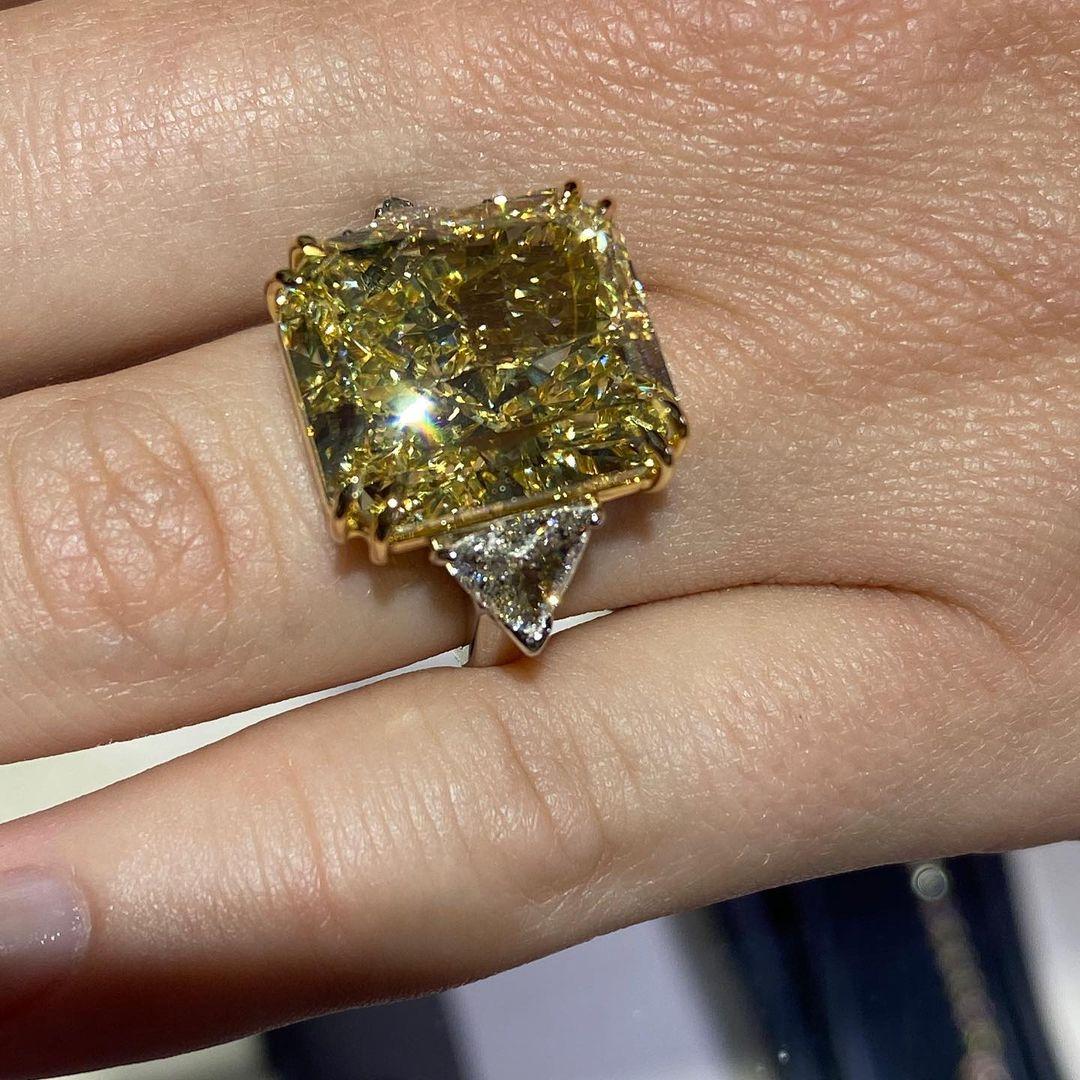 Taille radiant Certifié GIA, 7 ct. Bague de fiançailles en platine avec diamant jaune intense de fantaisie en vente